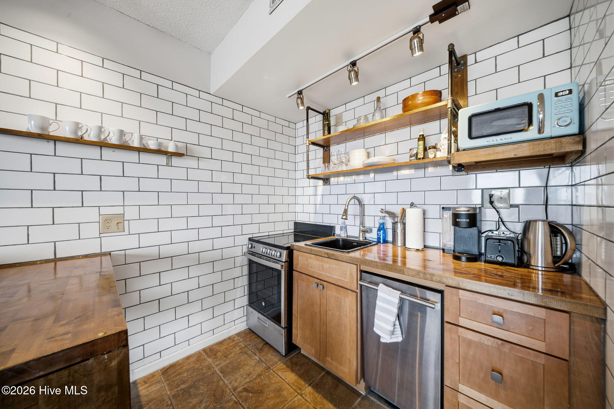 100557626 | Photo 14