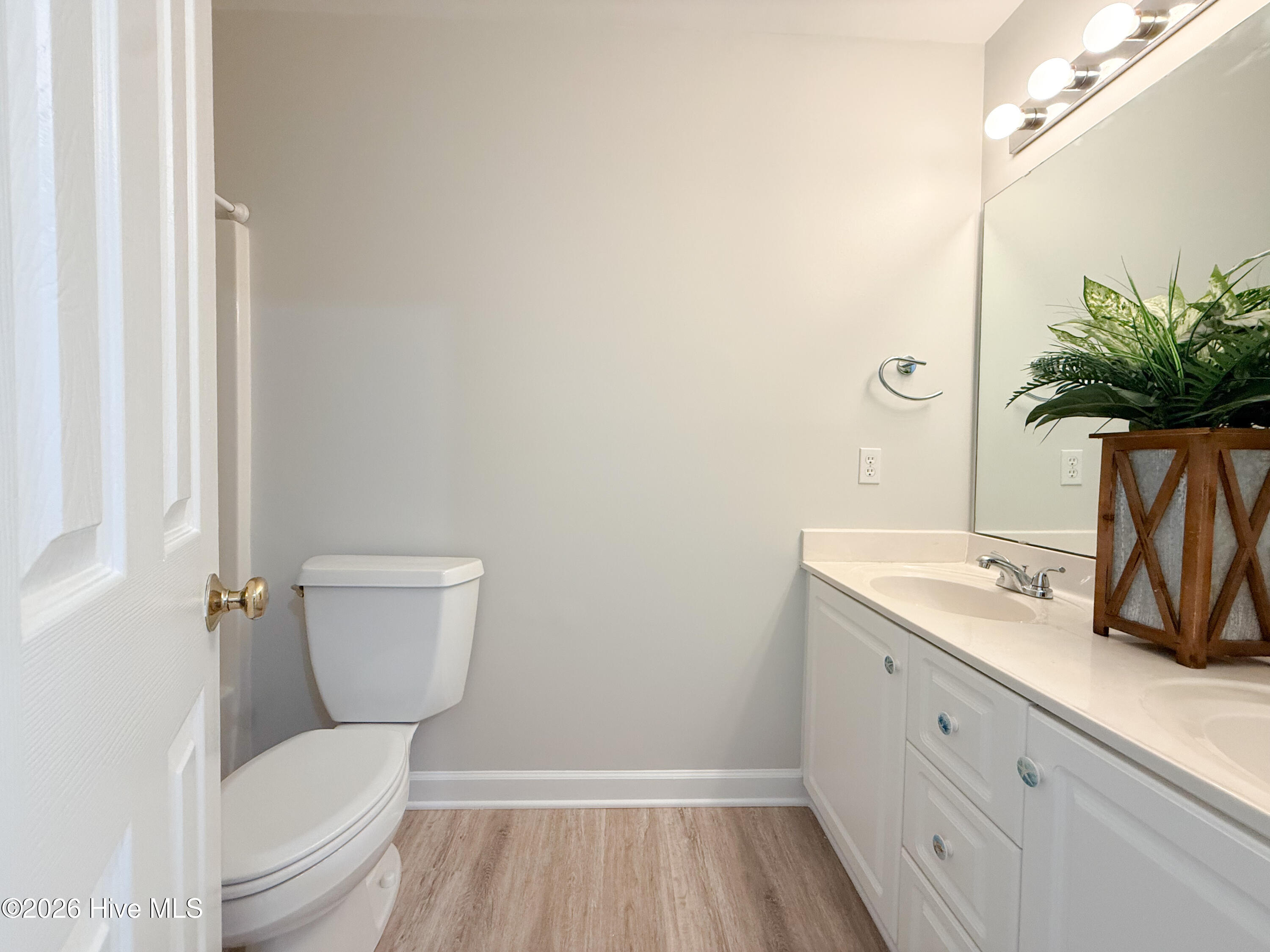 100565370 | Photo 41