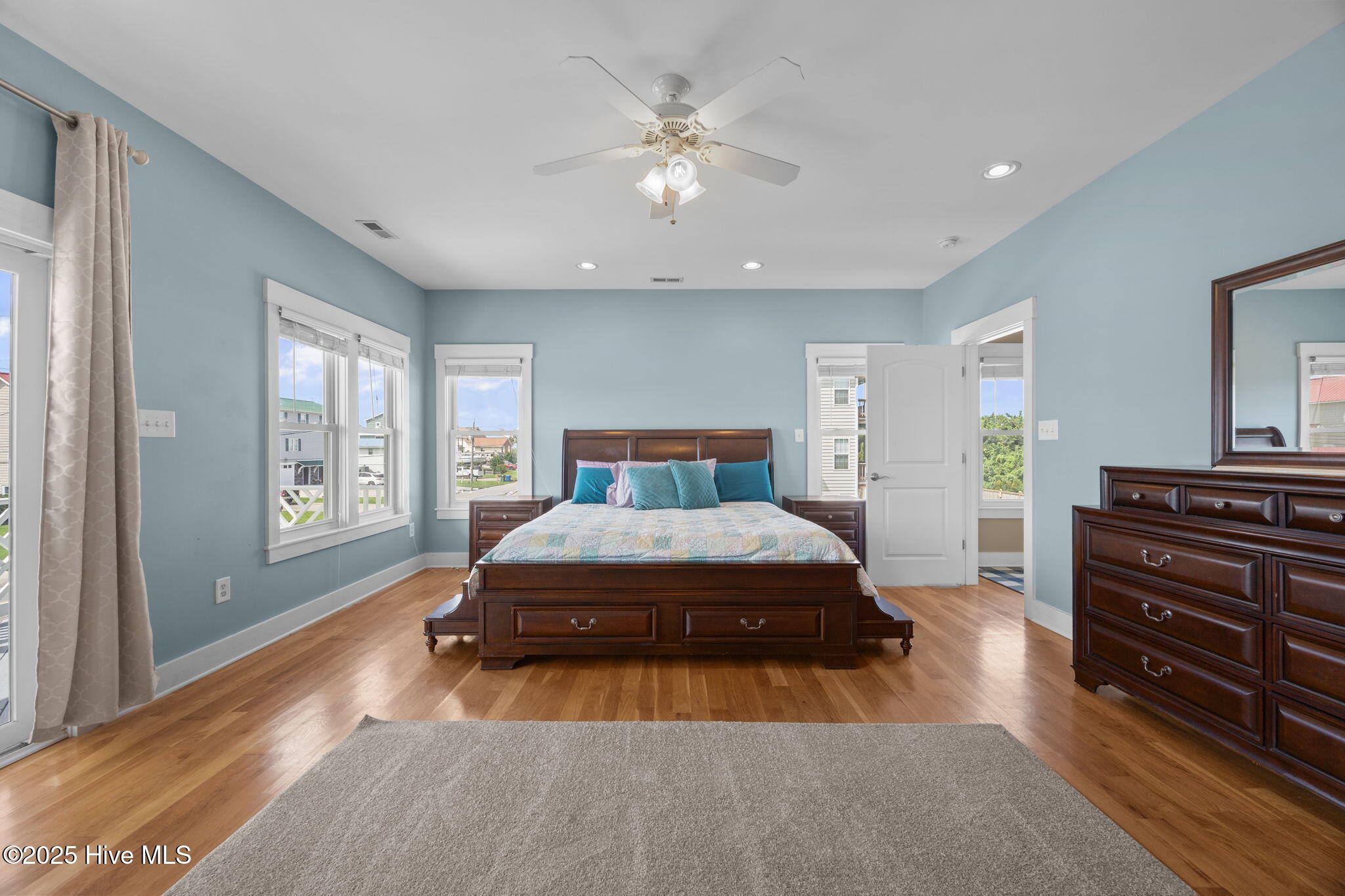 100525610 | Photo 33