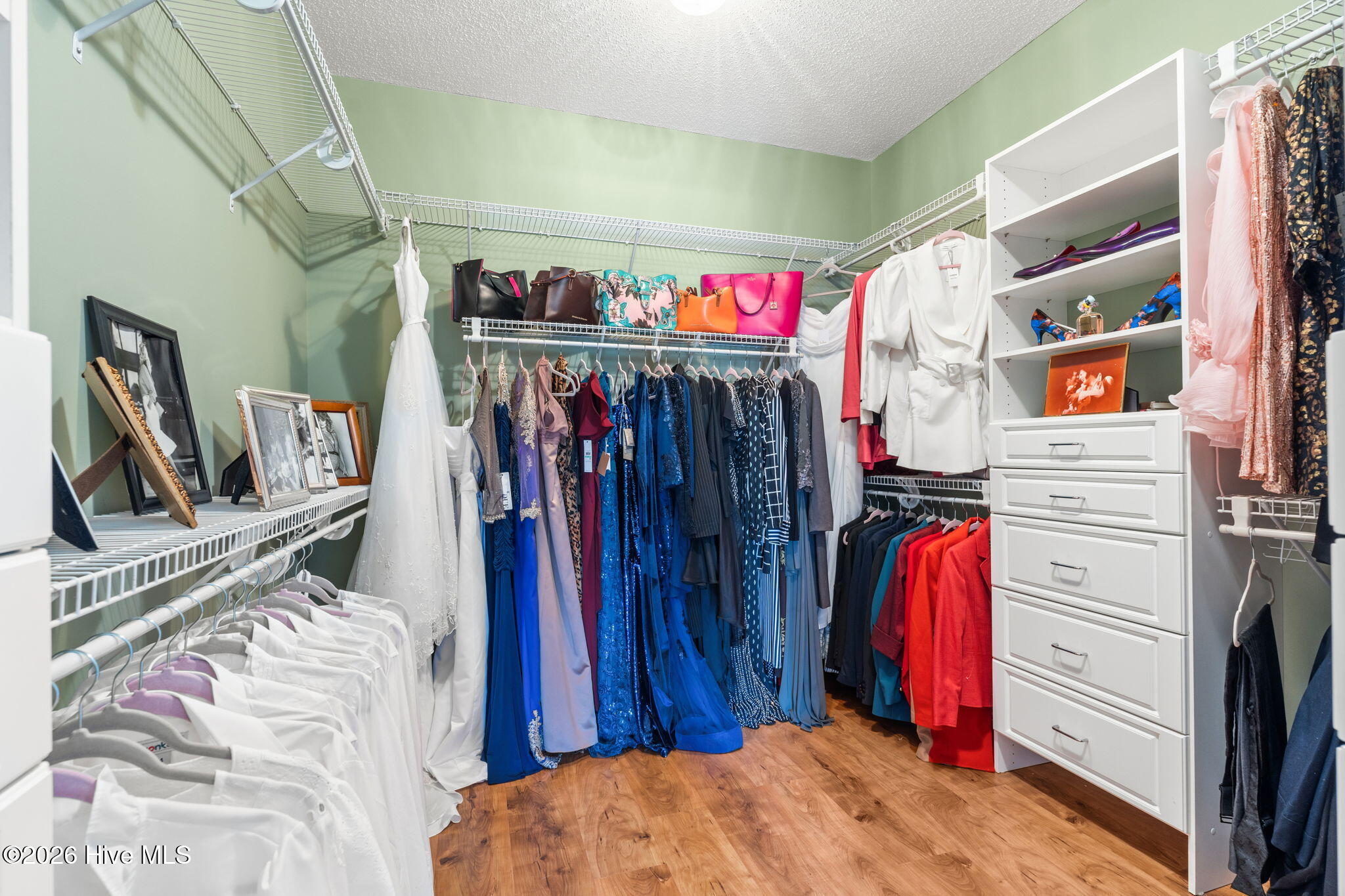 100567256 | Photo 23