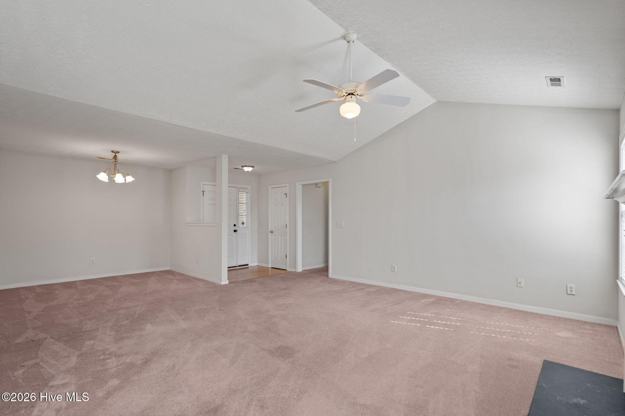 100563369 | Photo 45