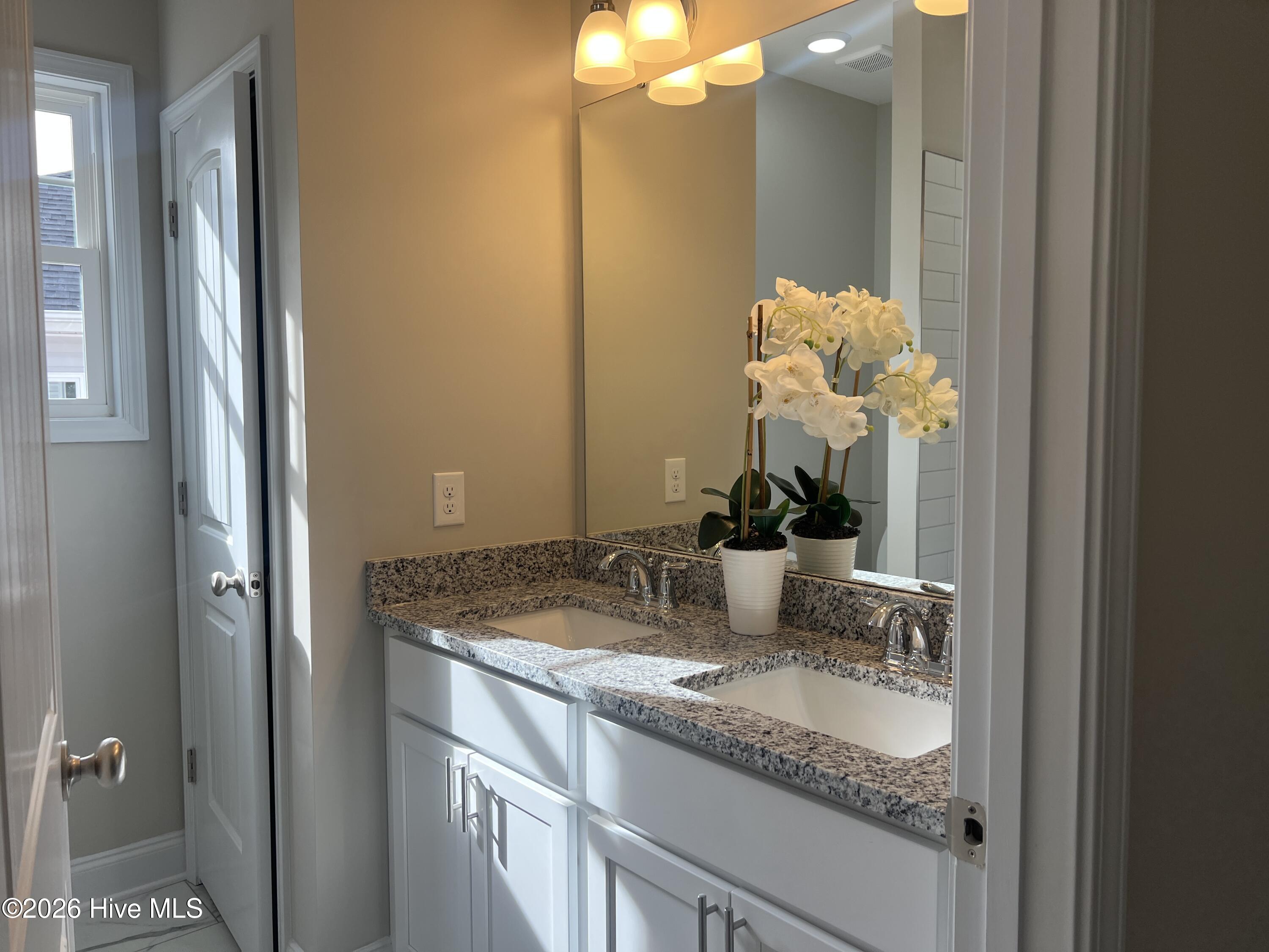 100563789 | Photo 10