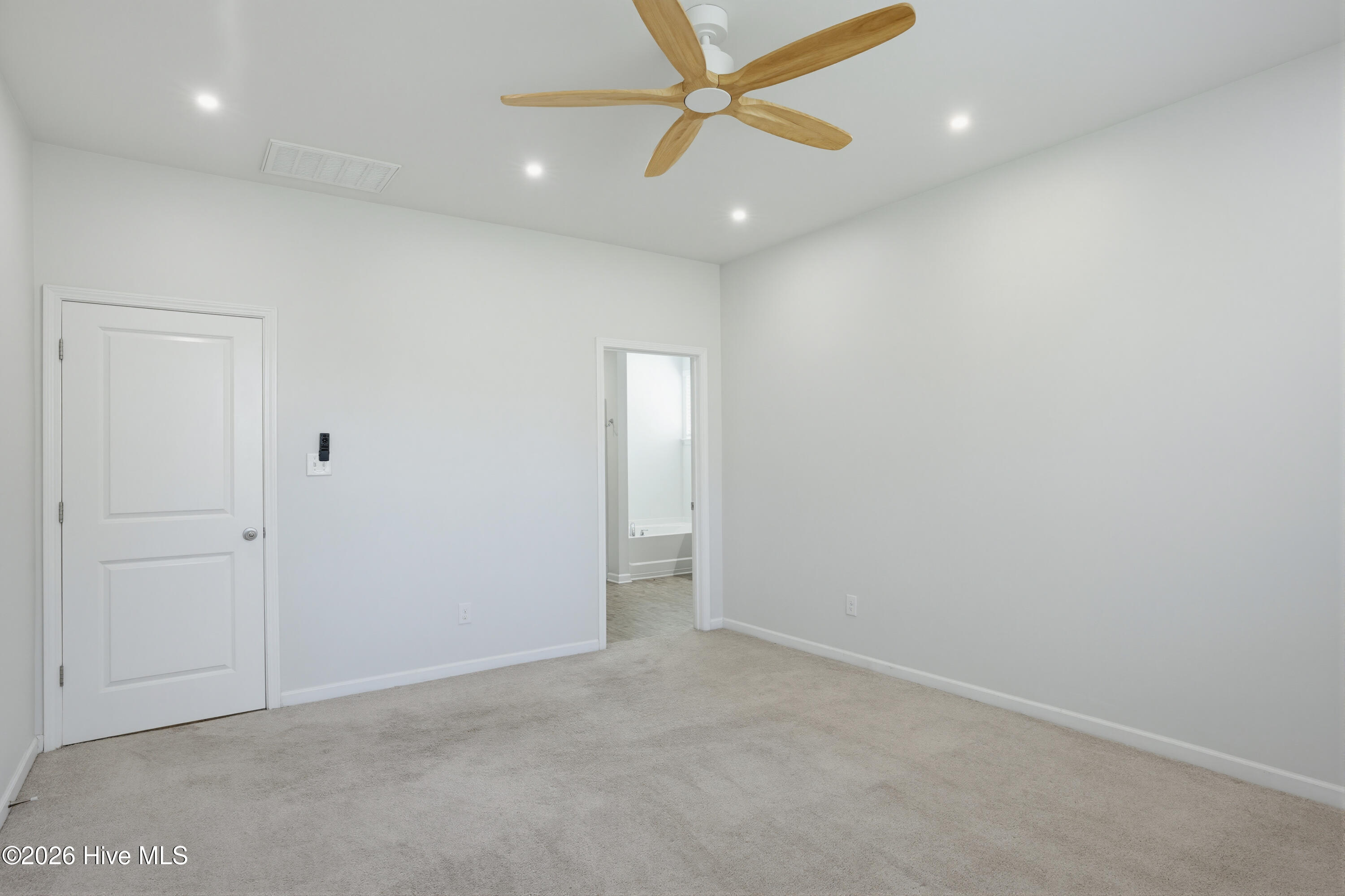 100565113 | Photo 24