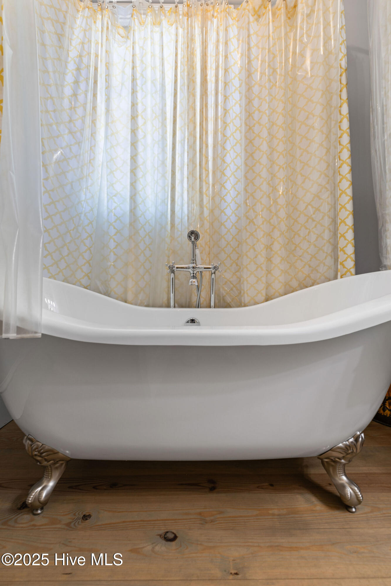 Clawfoot tub 2