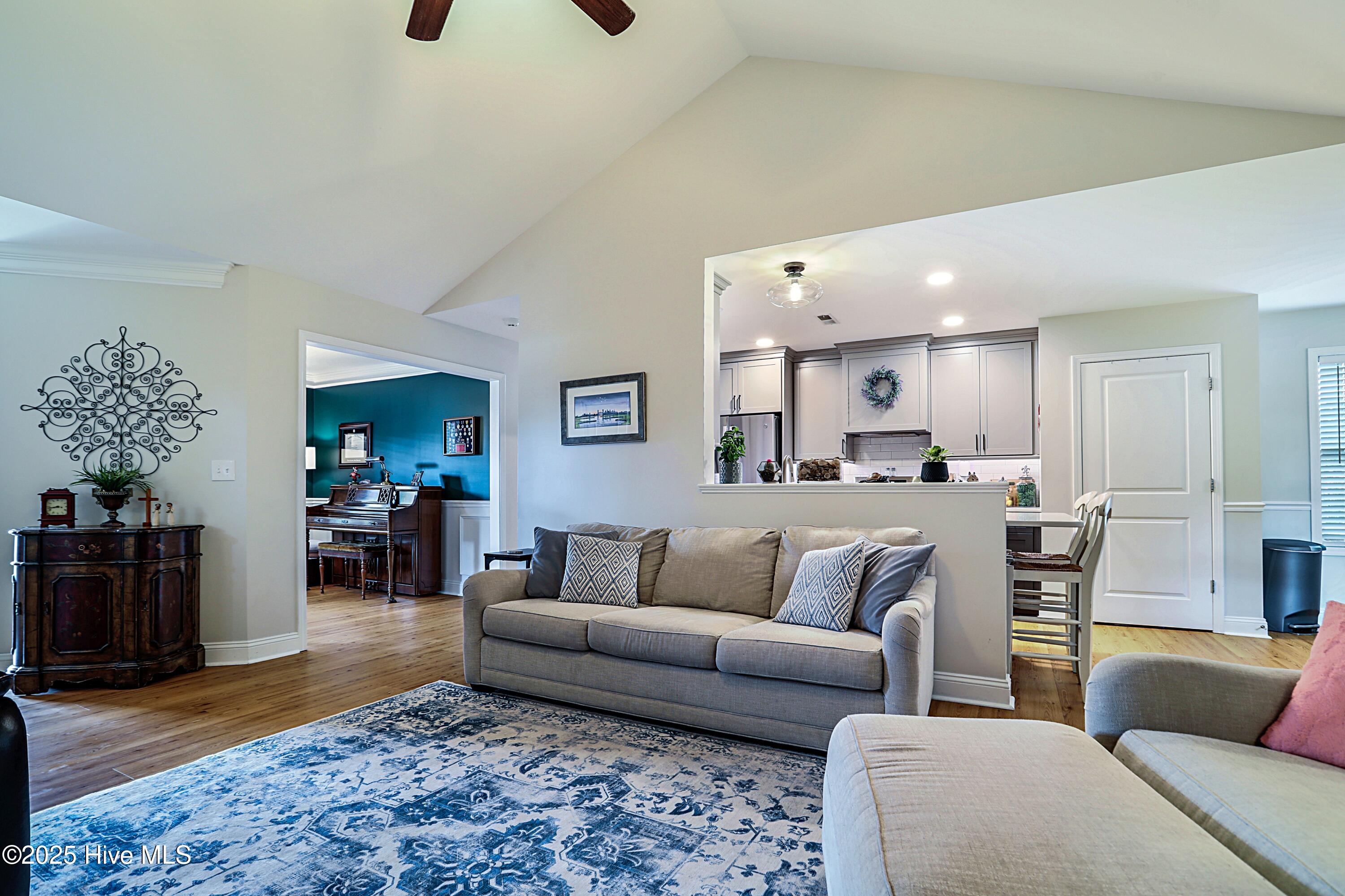 100541806 | Photo 17