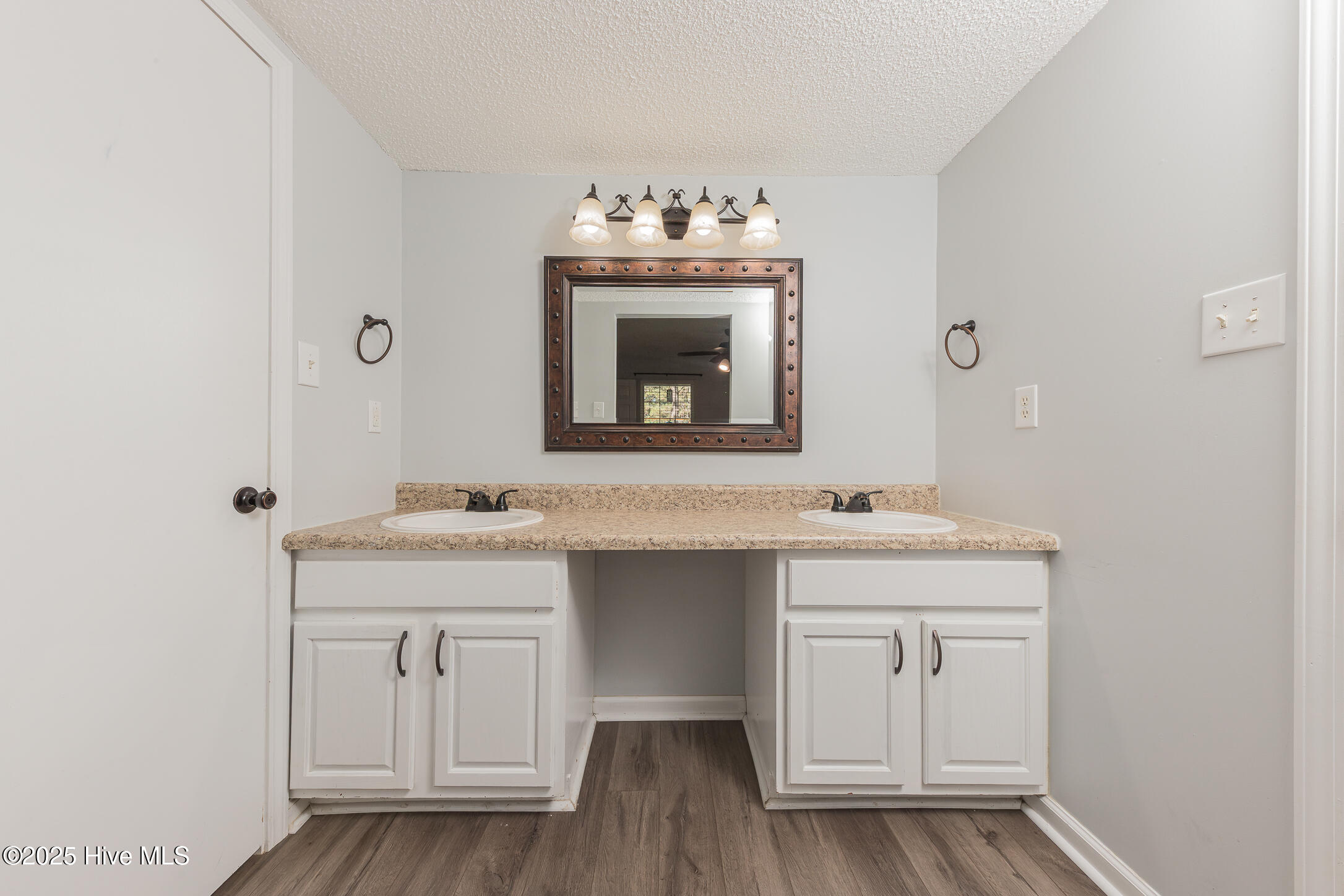 100537382 | Photo 16