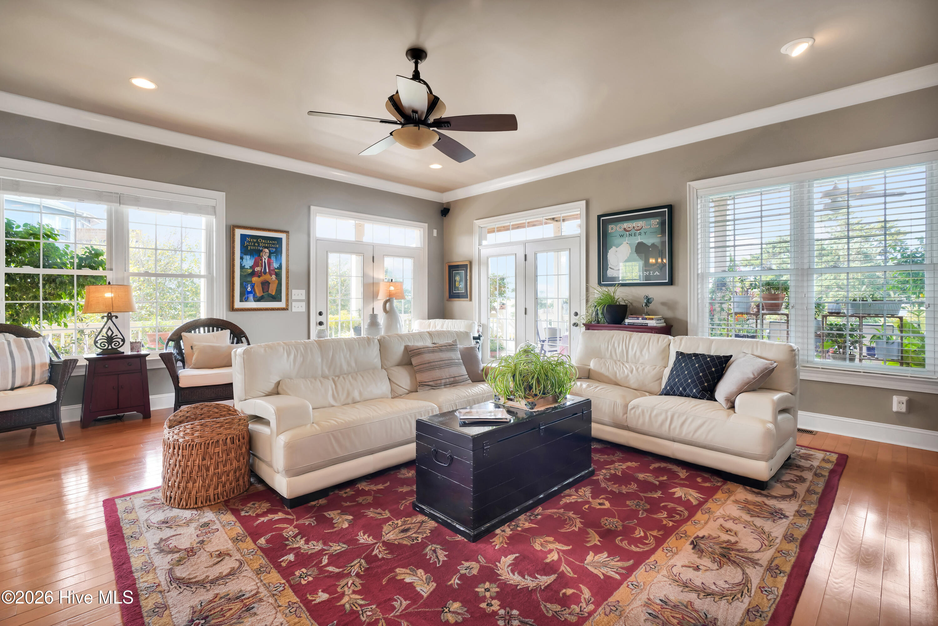 100564861 | Photo 42