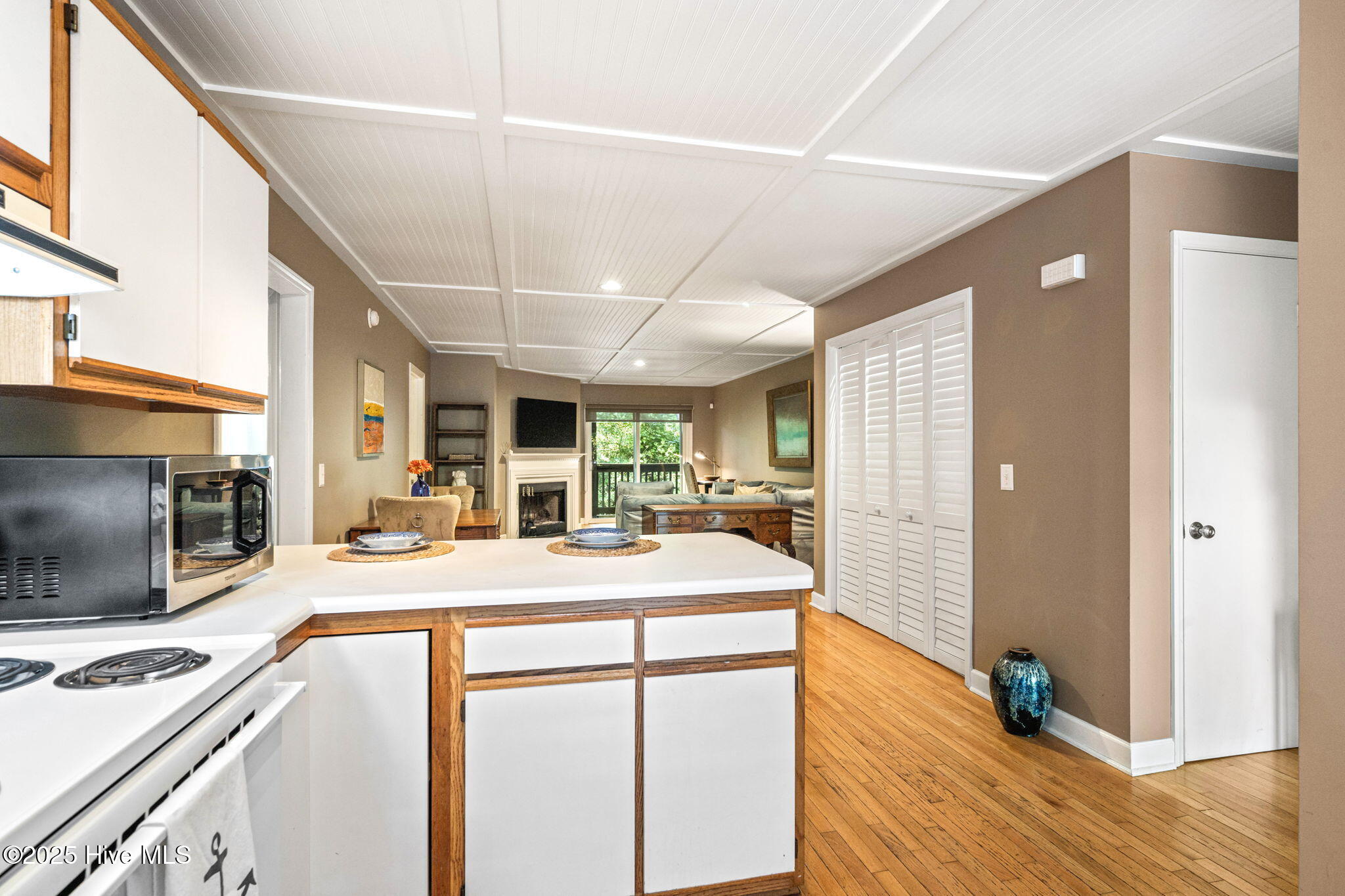 410 Forest Park Road 102, Wilmington, NC 28409 – photo 10: 9-web-or-mls-kitchen lR