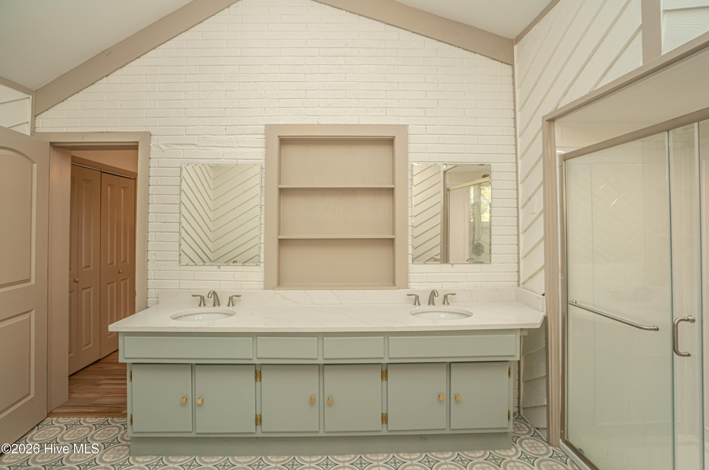 100567372 | Photo 40