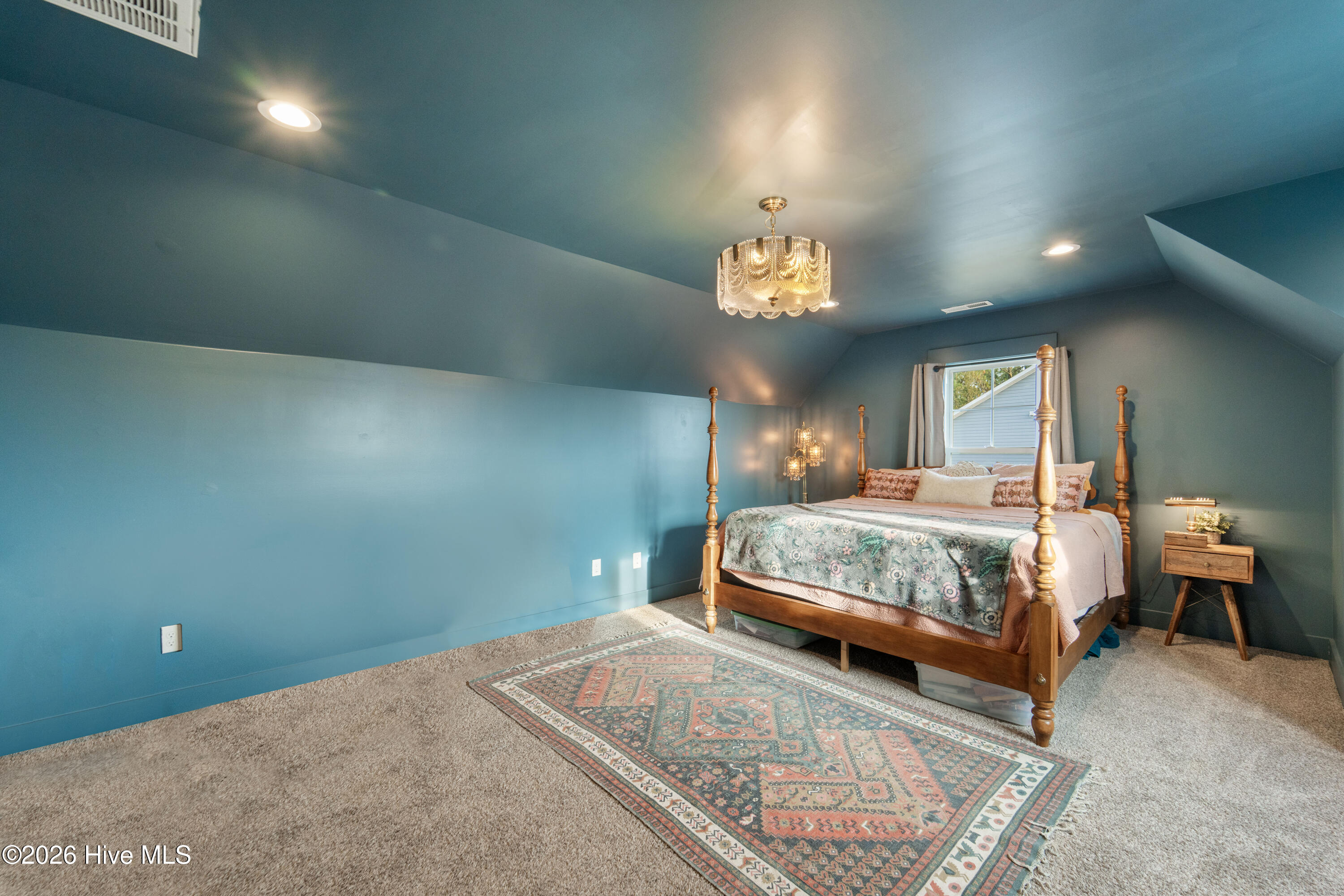 100549687 | Photo 33