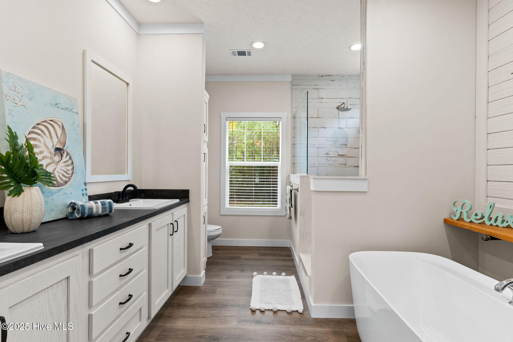 100558288 | Photo 22