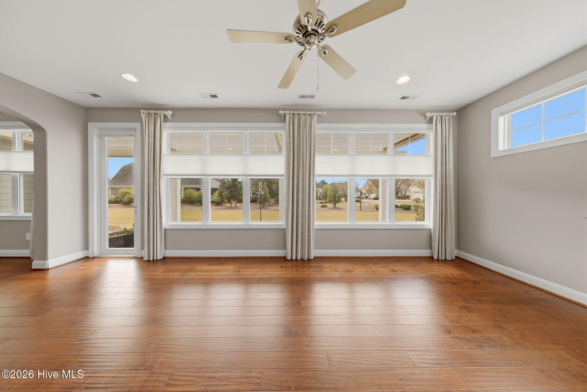 100518693 | Photo 18