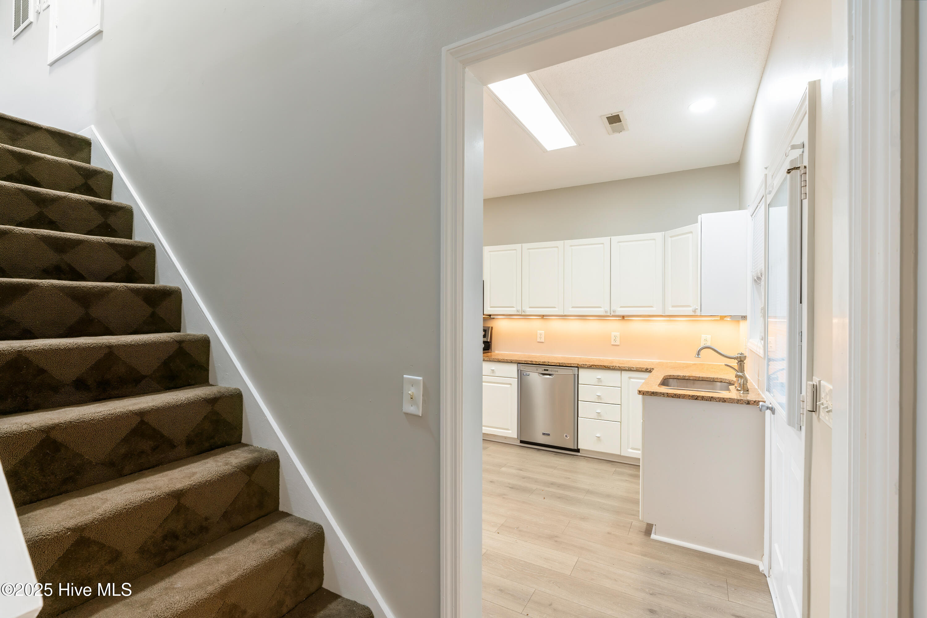 100543647 | Photo 16