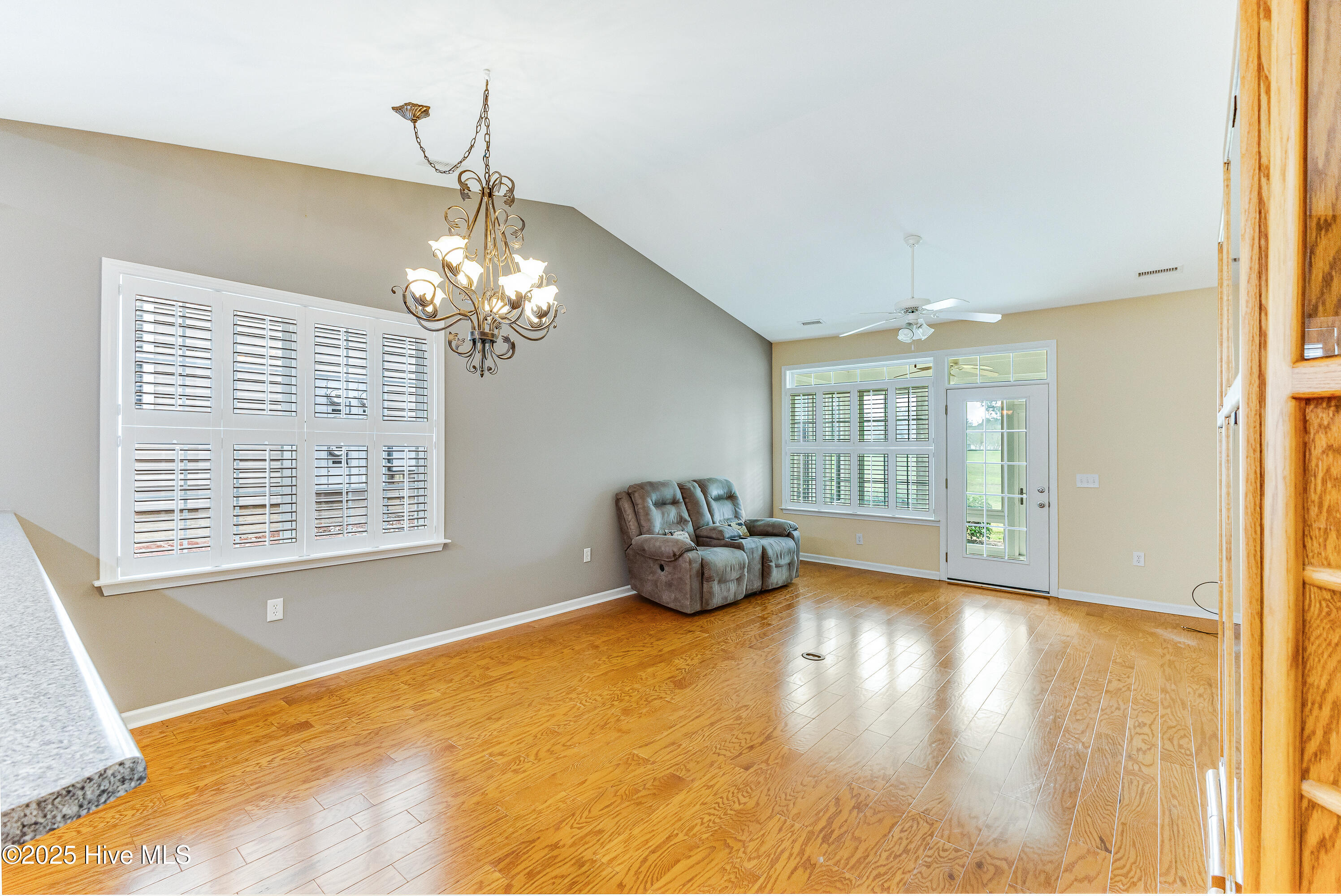 100537164 | Photo 12