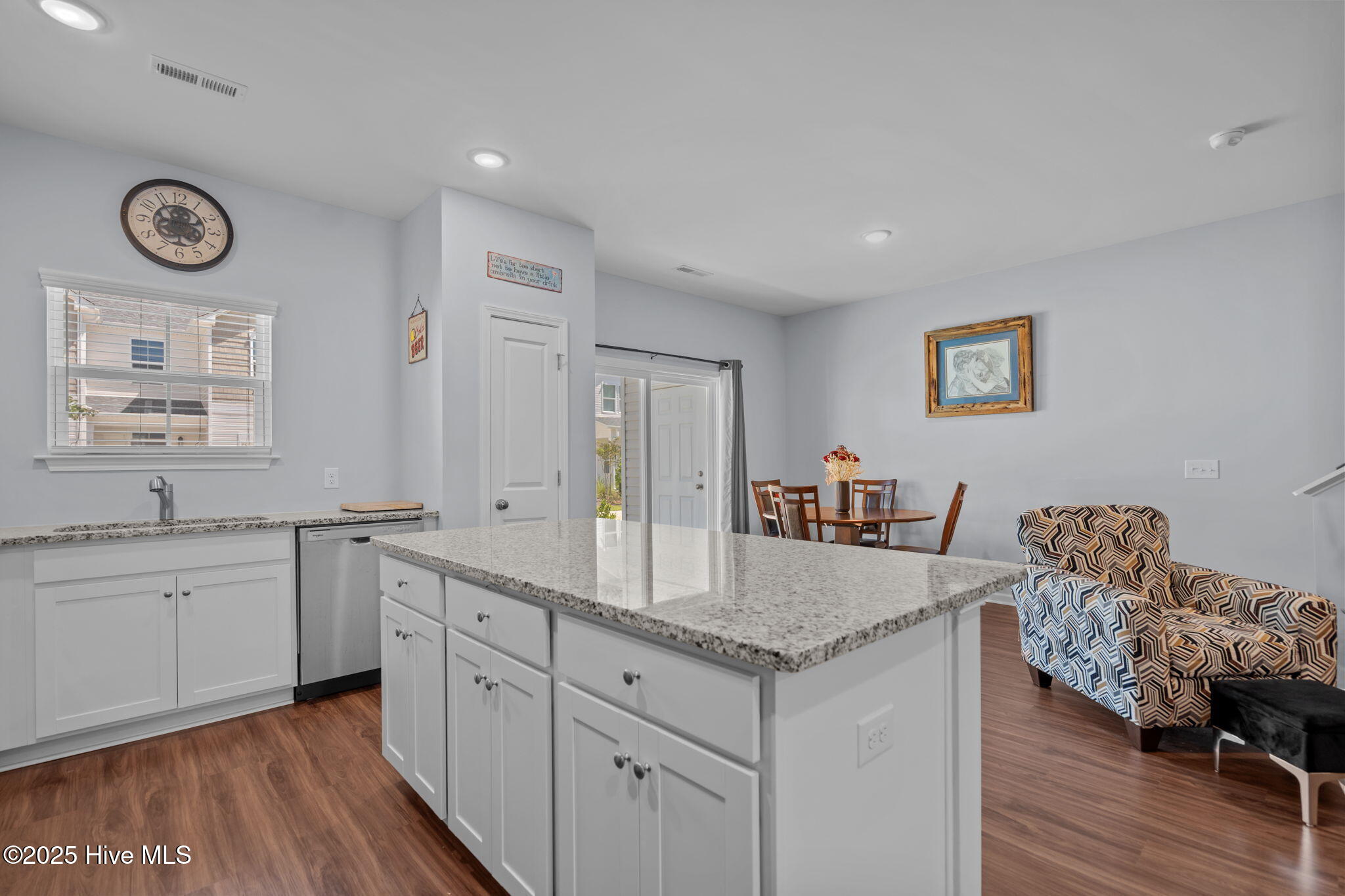 100527682 | Photo 11