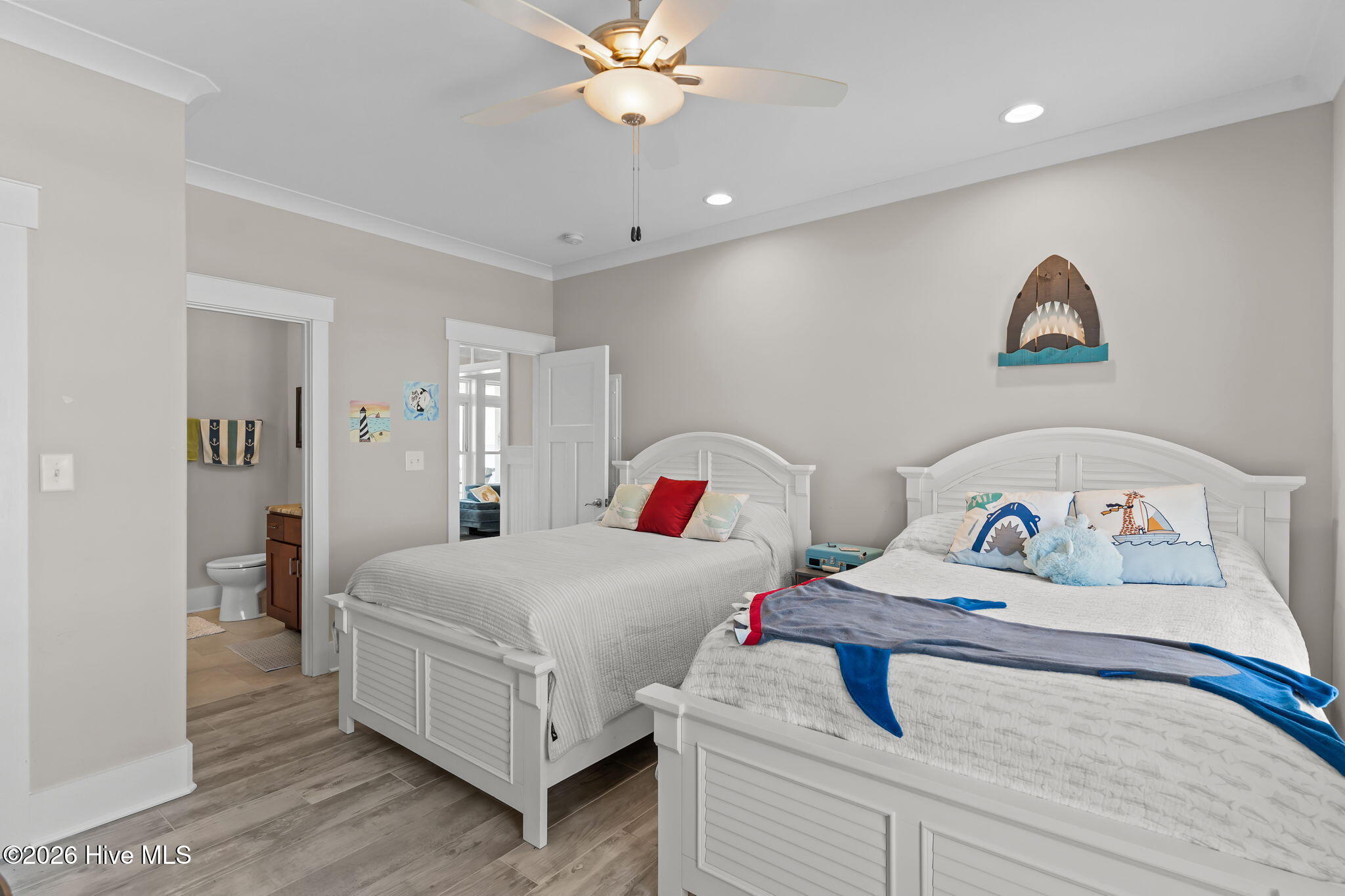 100554272 | Photo 42