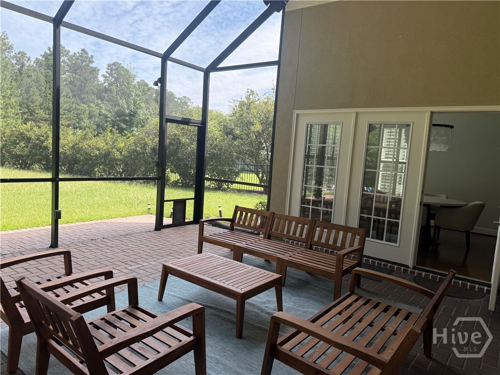 Large screened lanai.