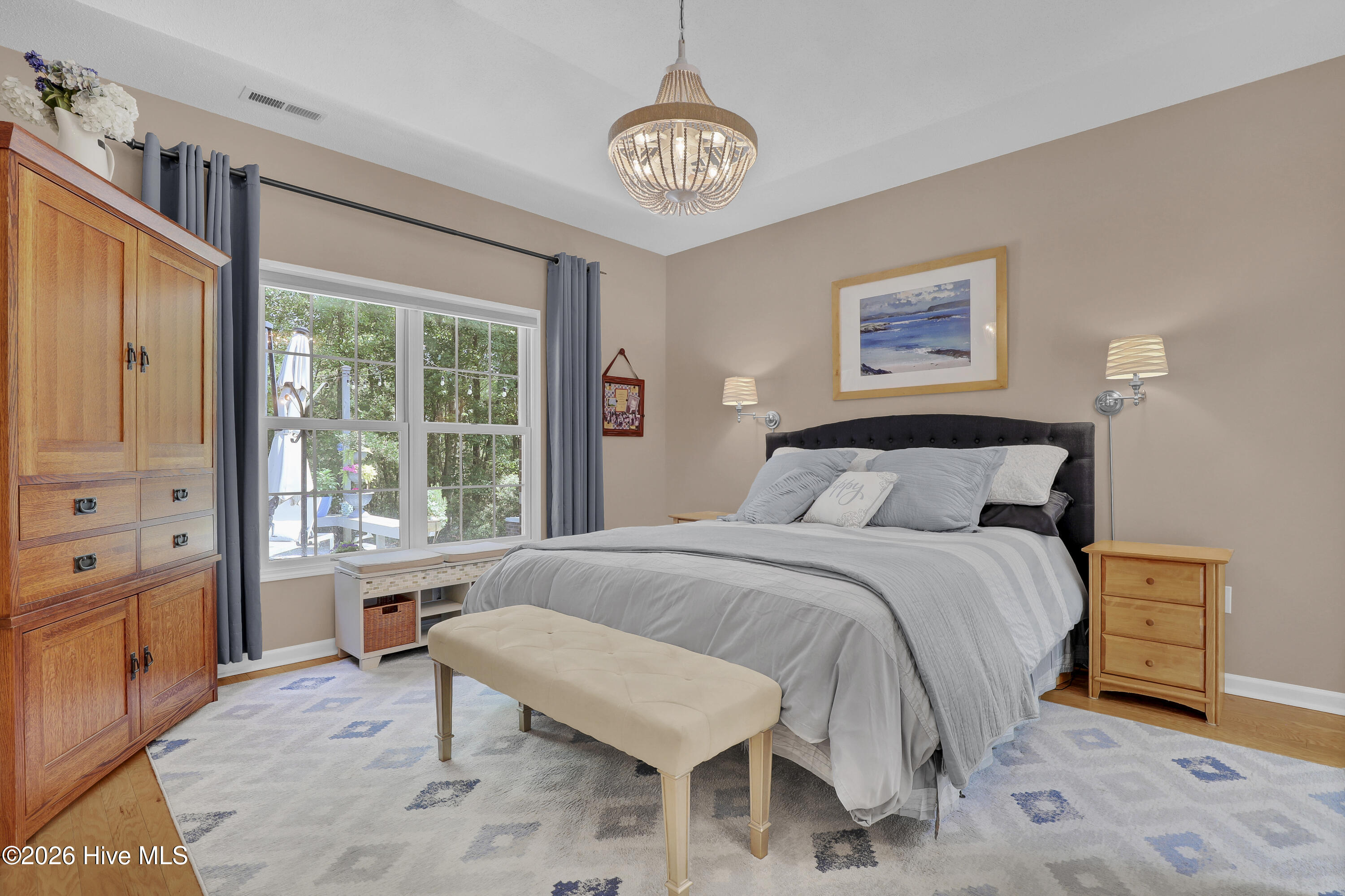 100570699 | Photo 23