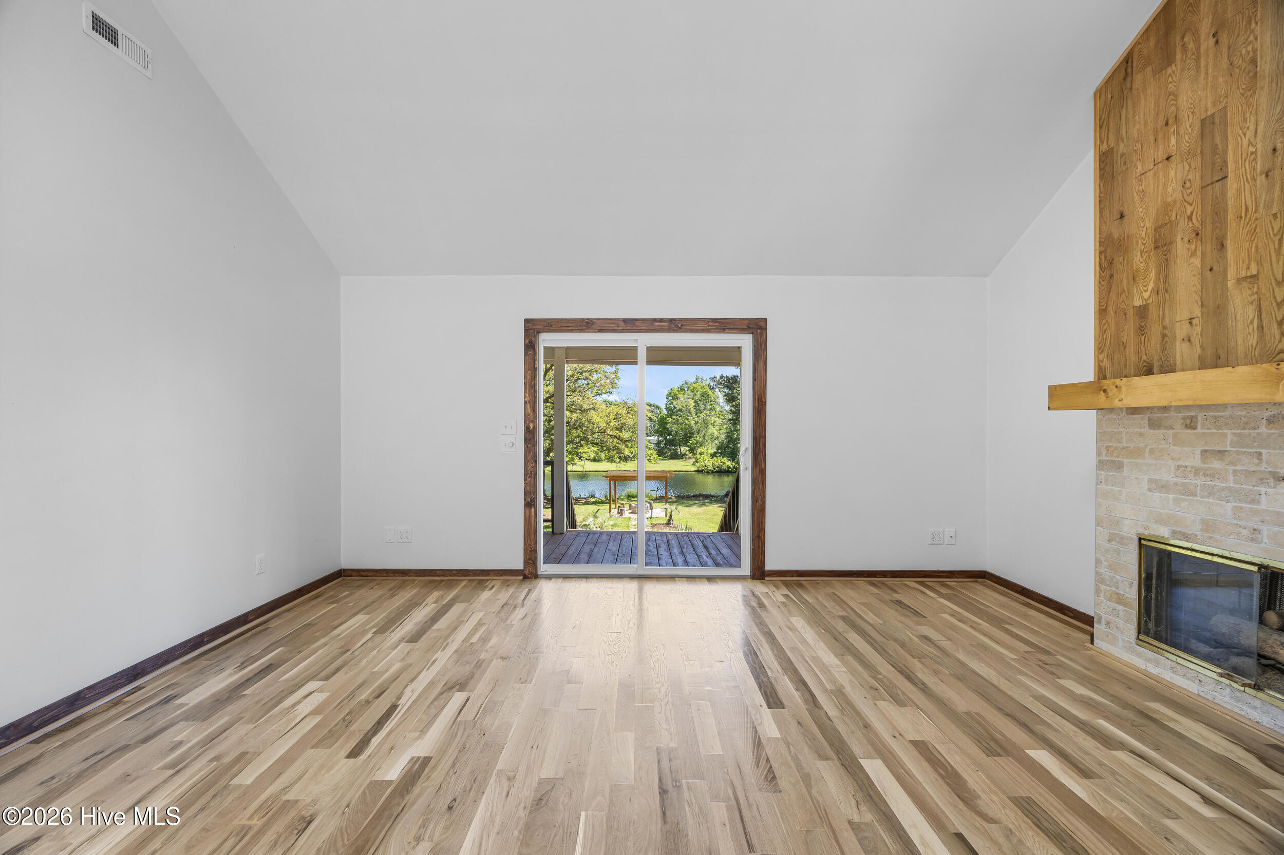 100568945 | Photo 24