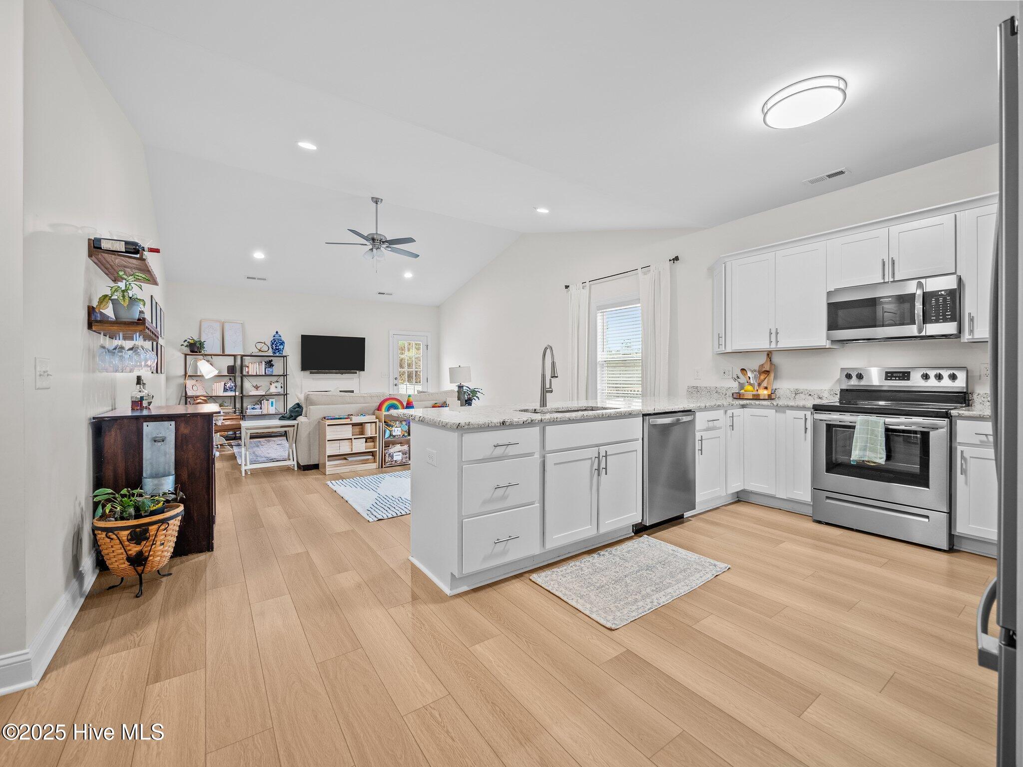 100565720 | Photo 23