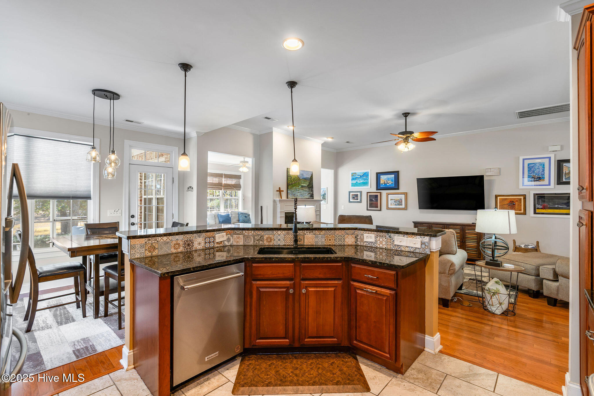 100542530 | Photo 12