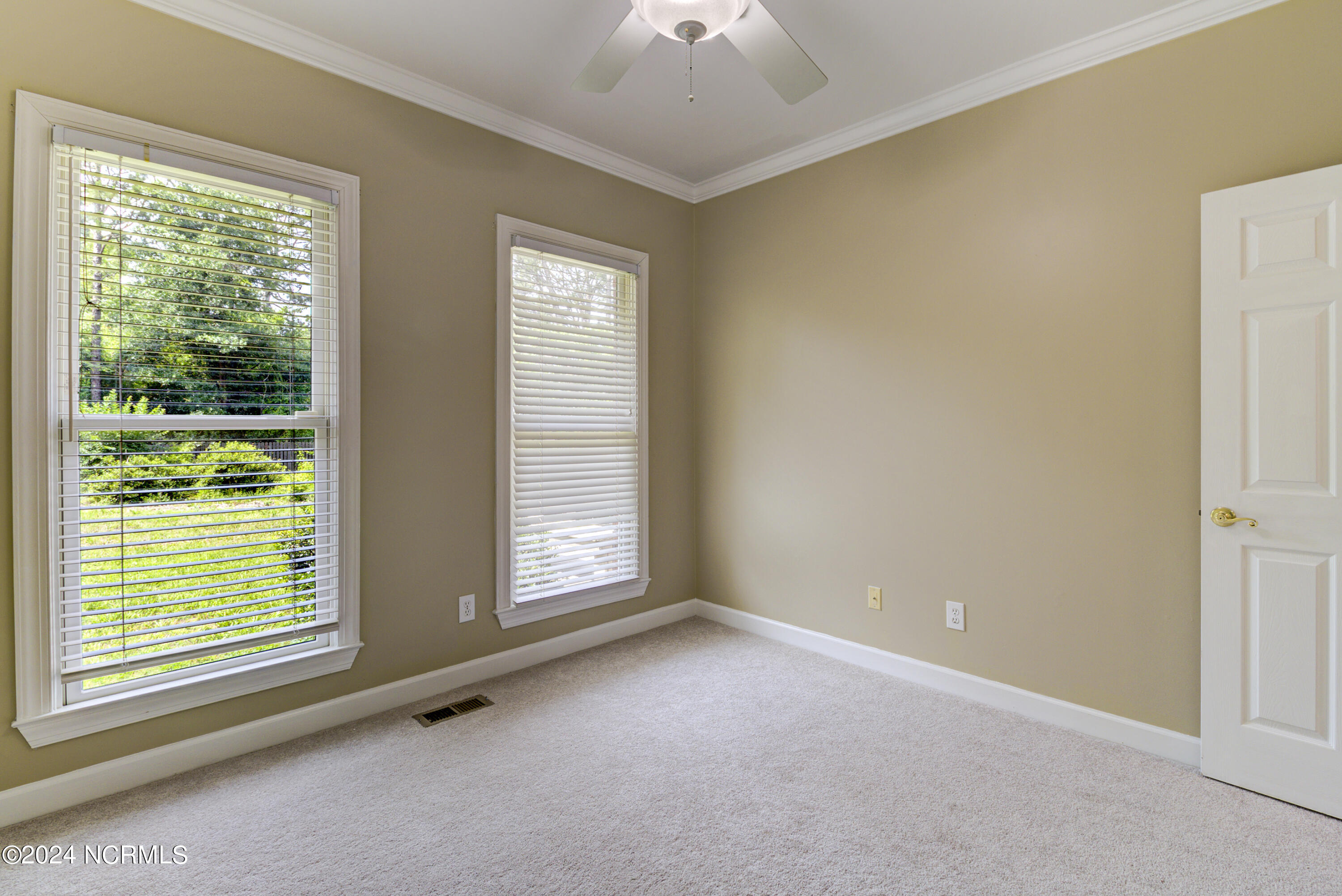 100560204 | Photo 33