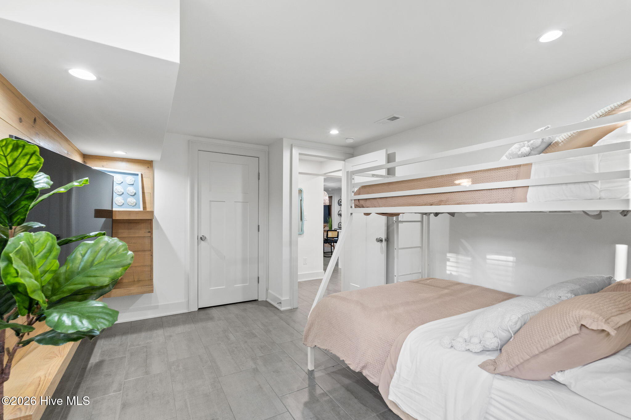 100565975 | Photo 29