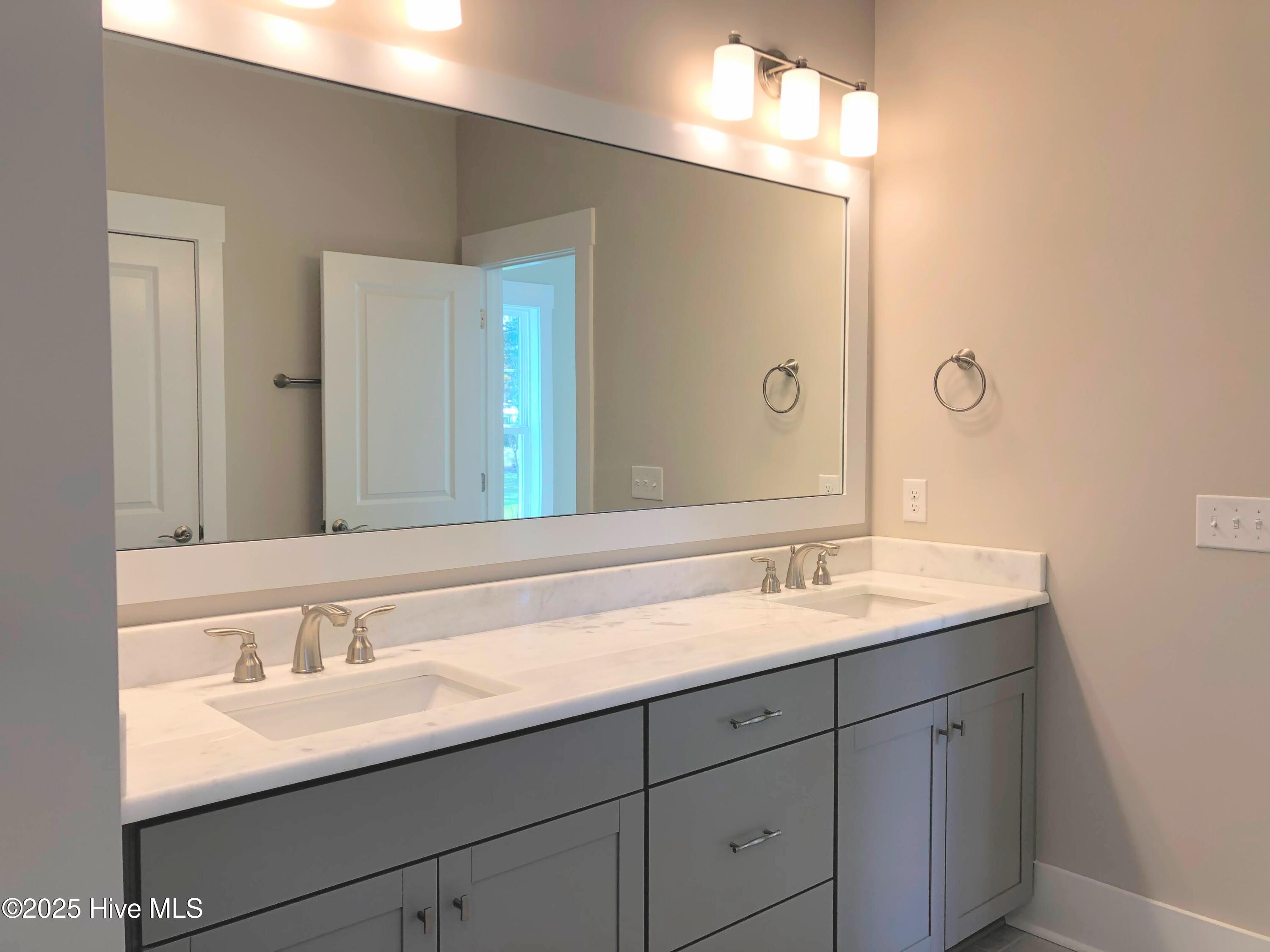 100530323 | Photo 17