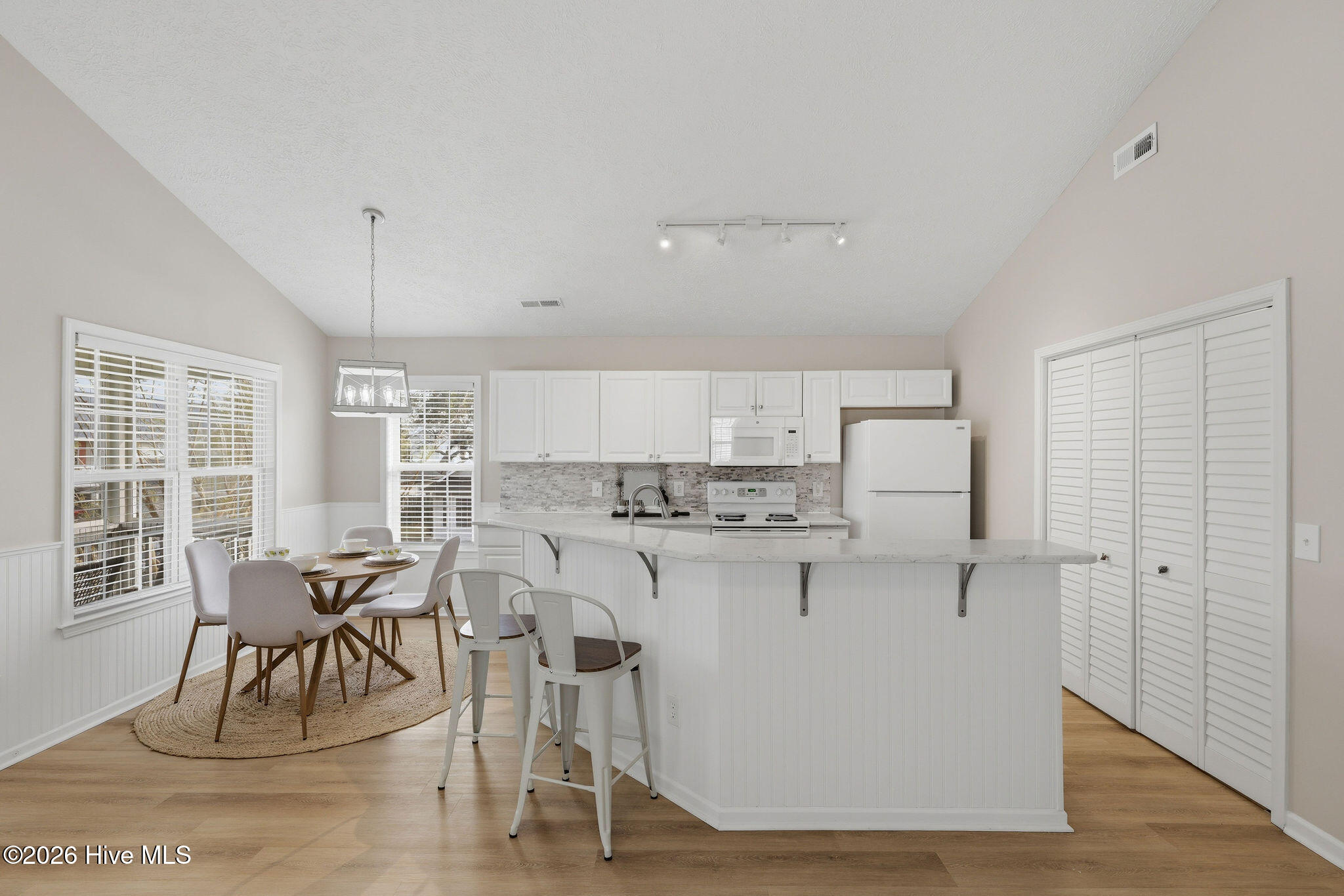 100562834 | Photo 22