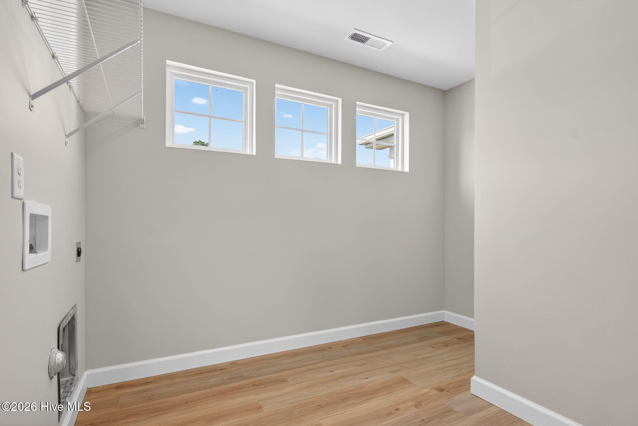 100553620 | Photo 25