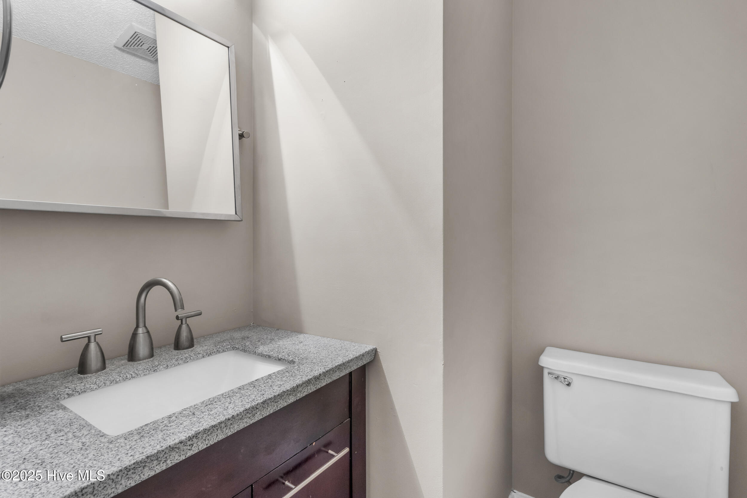 100526469 | Photo 15