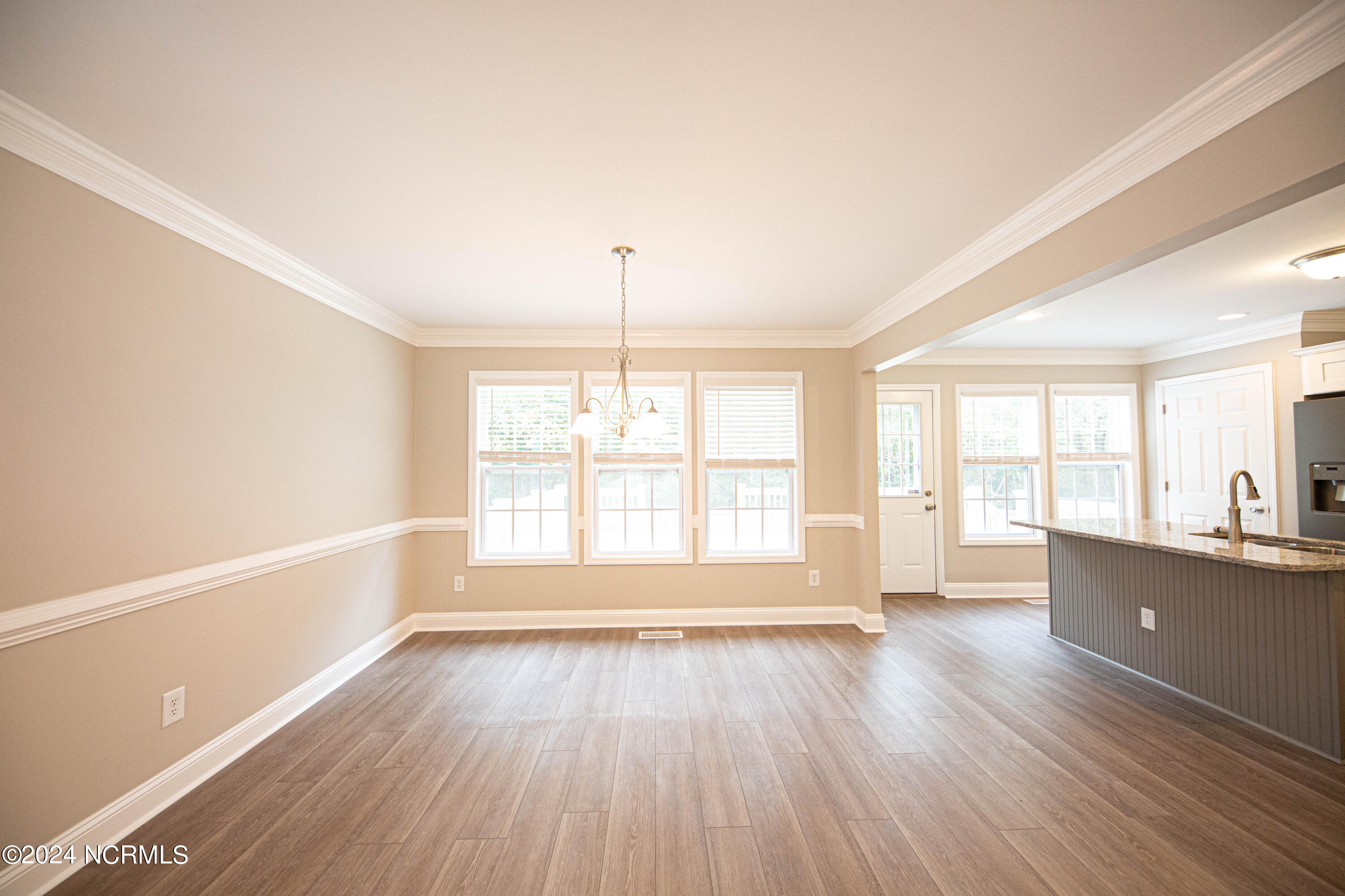 100566053 | Photo 14