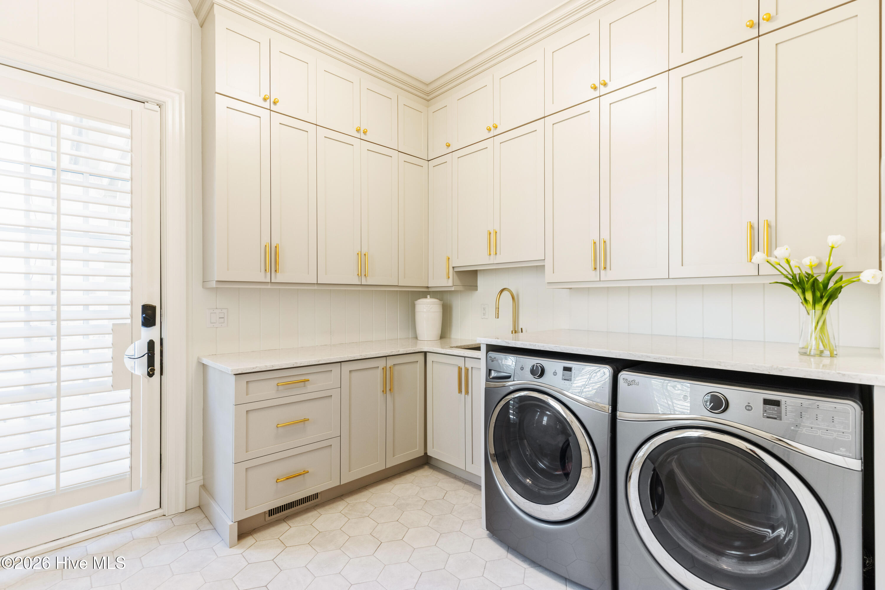 100555813 | Photo 36