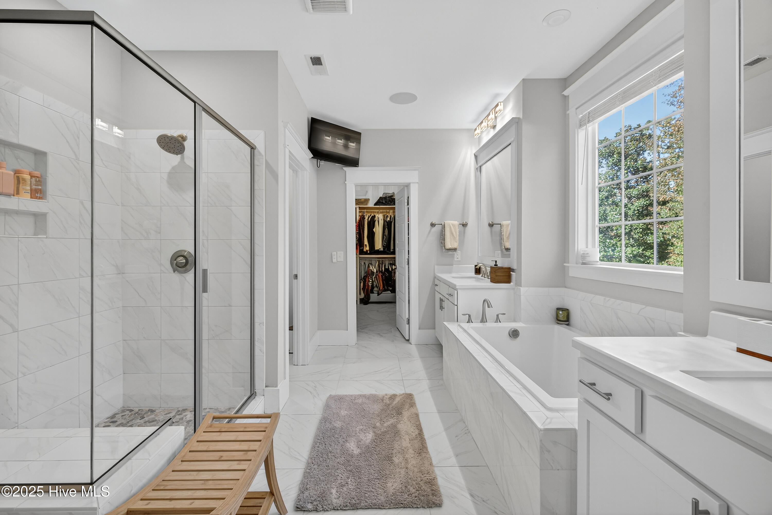 100540063 | Photo 35