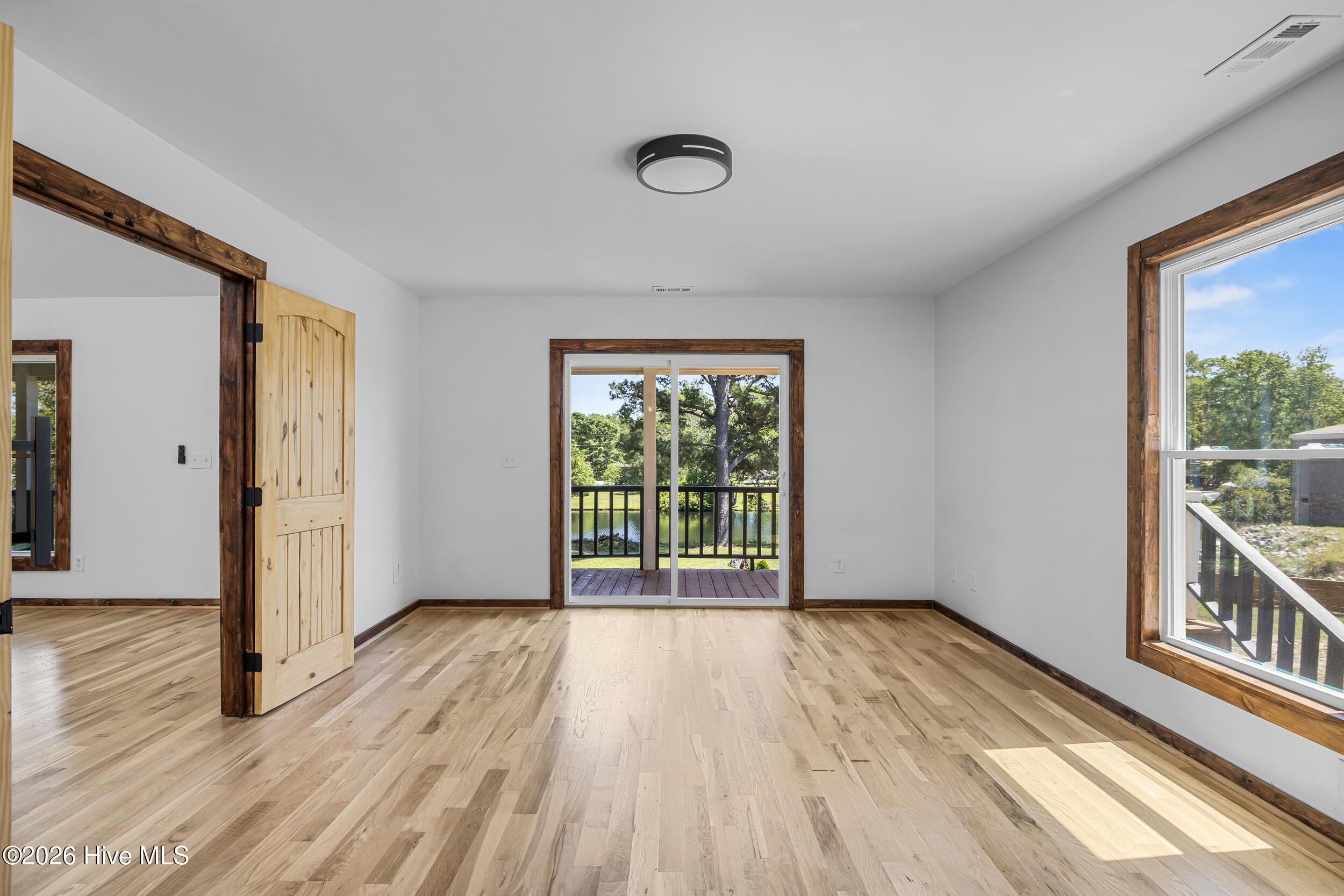 100568945 | Photo 42