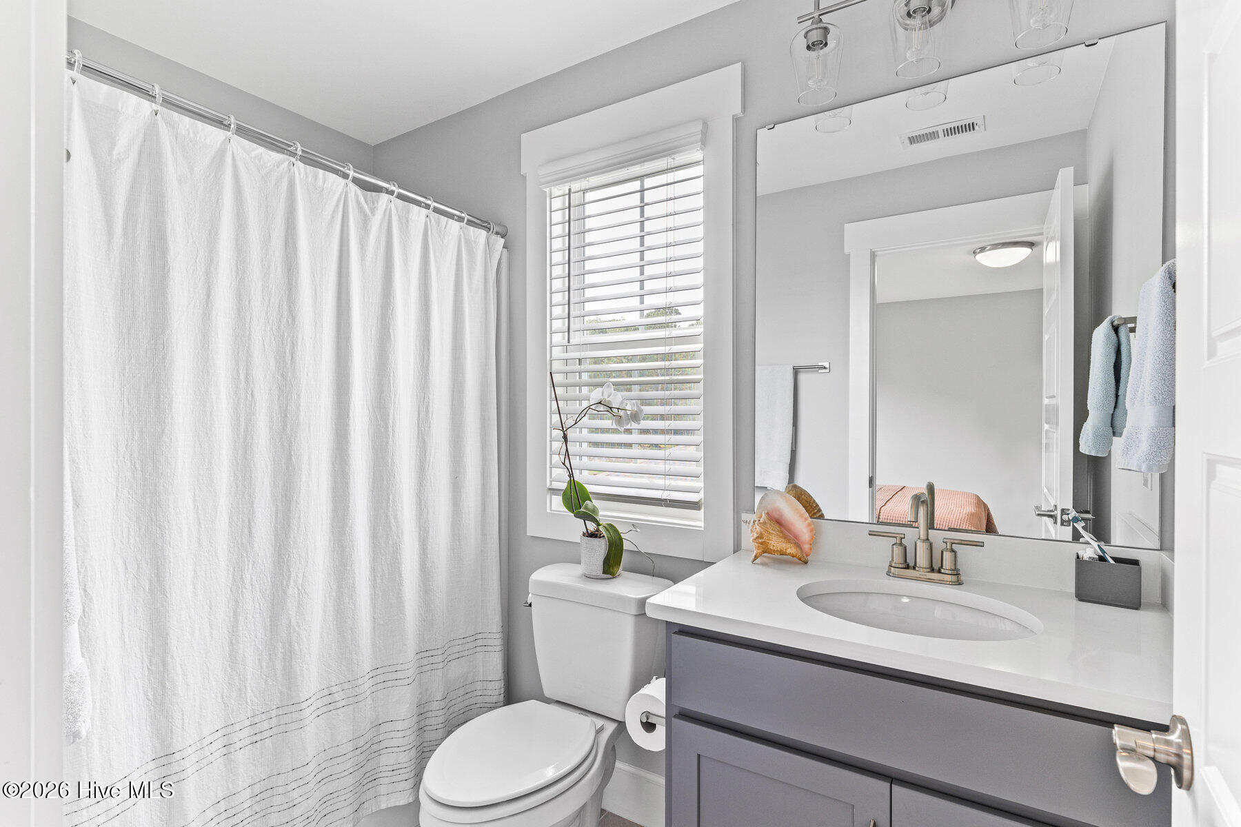 100548858 | Photo 22