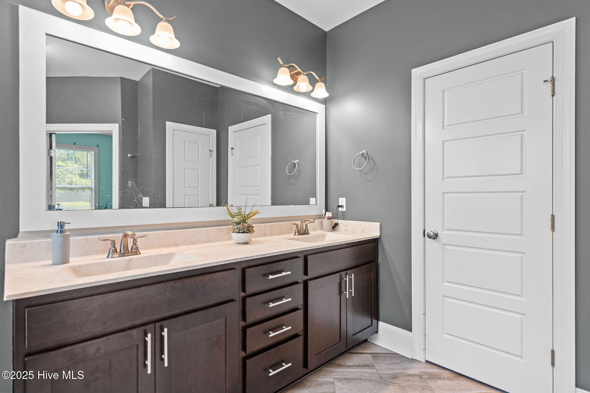 100525866 | Photo 39