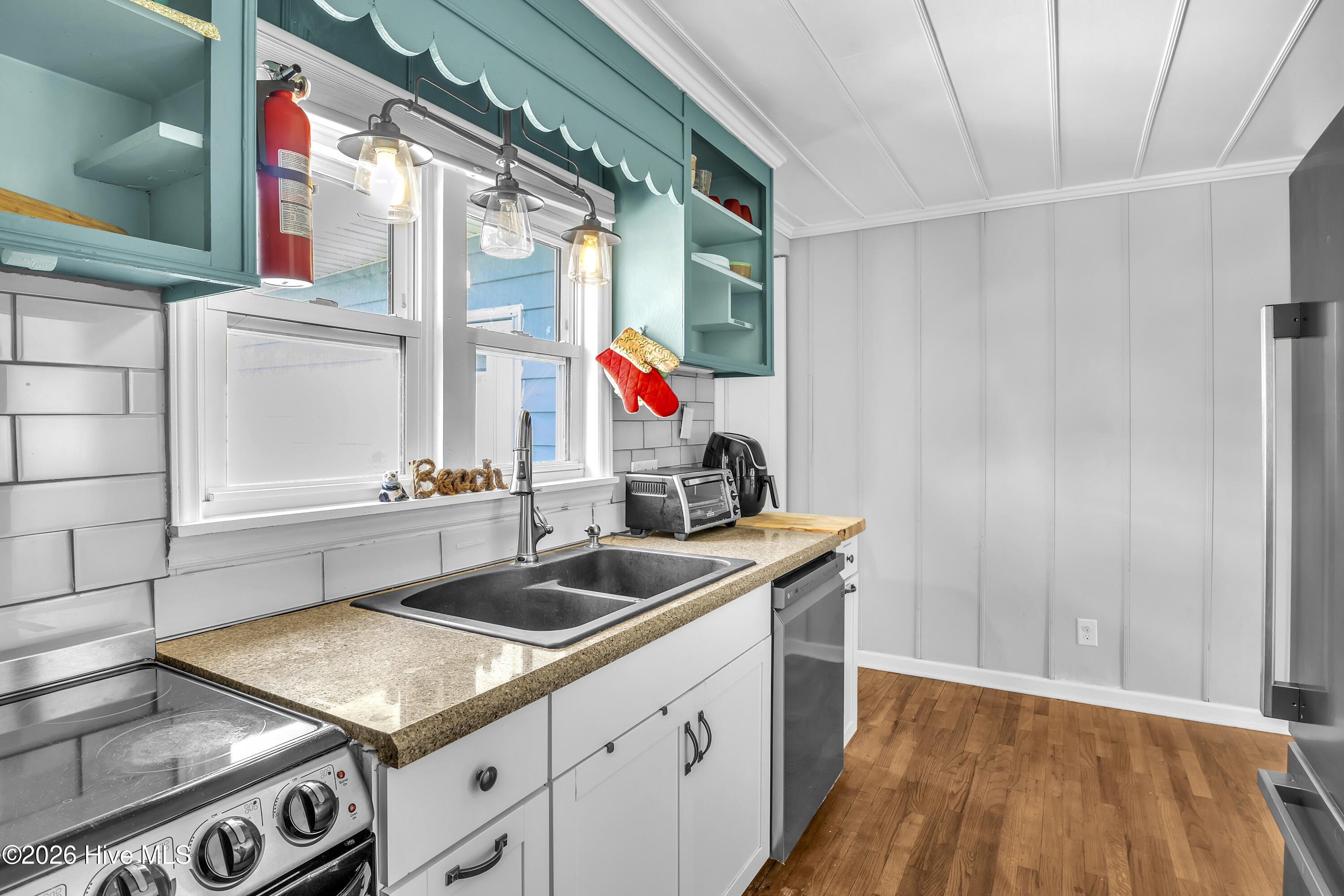 100550630 | Photo 11