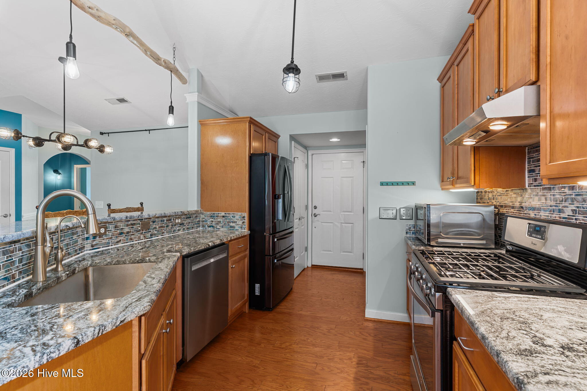 100563070 | Photo 16