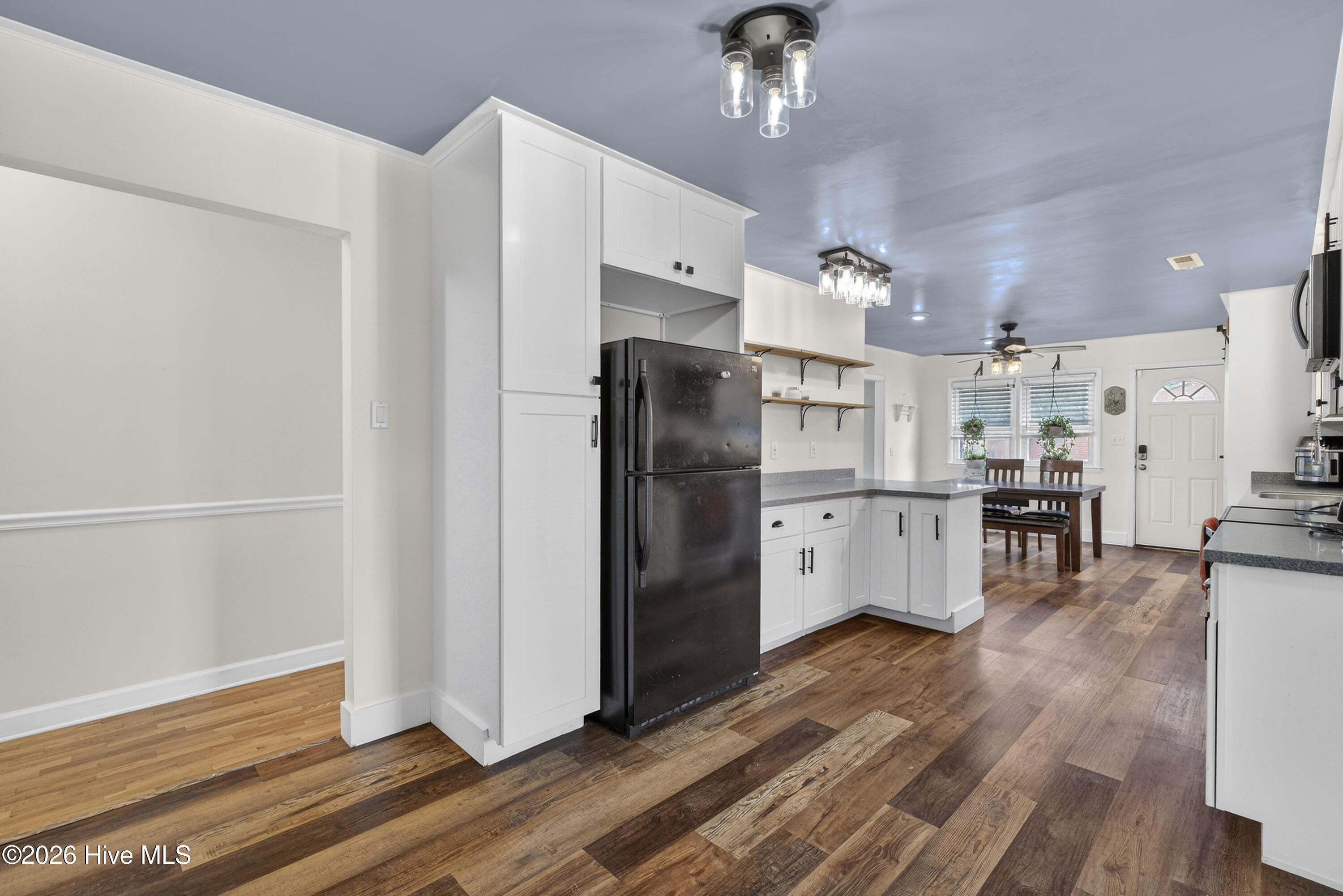 100558710 | Photo 25