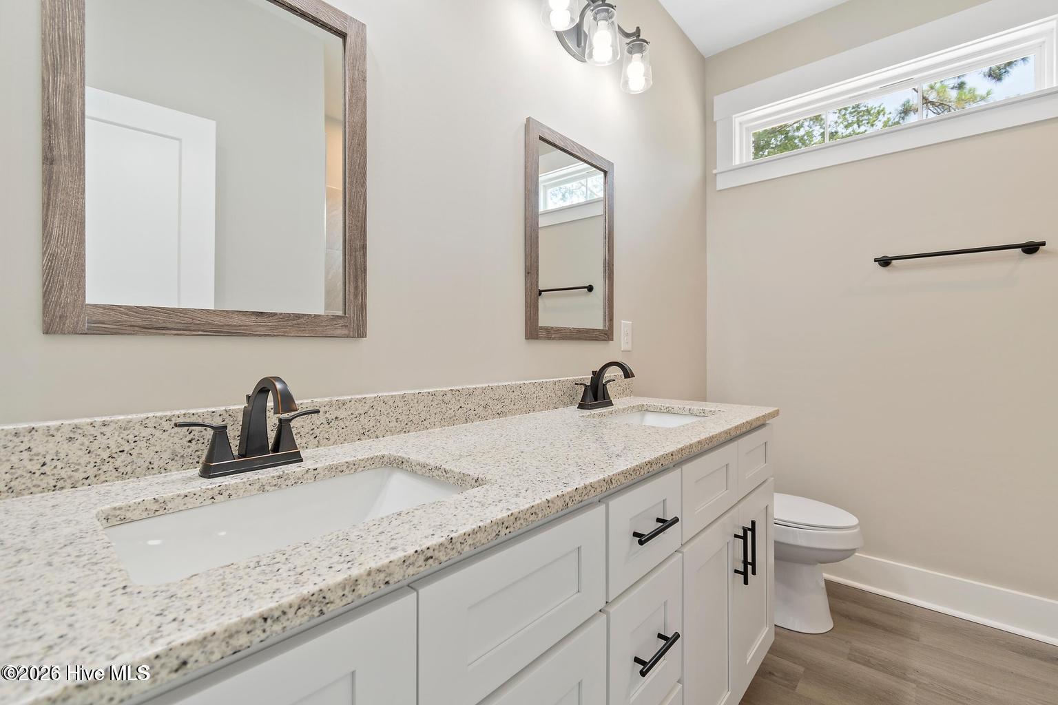 100565389 | Photo 15