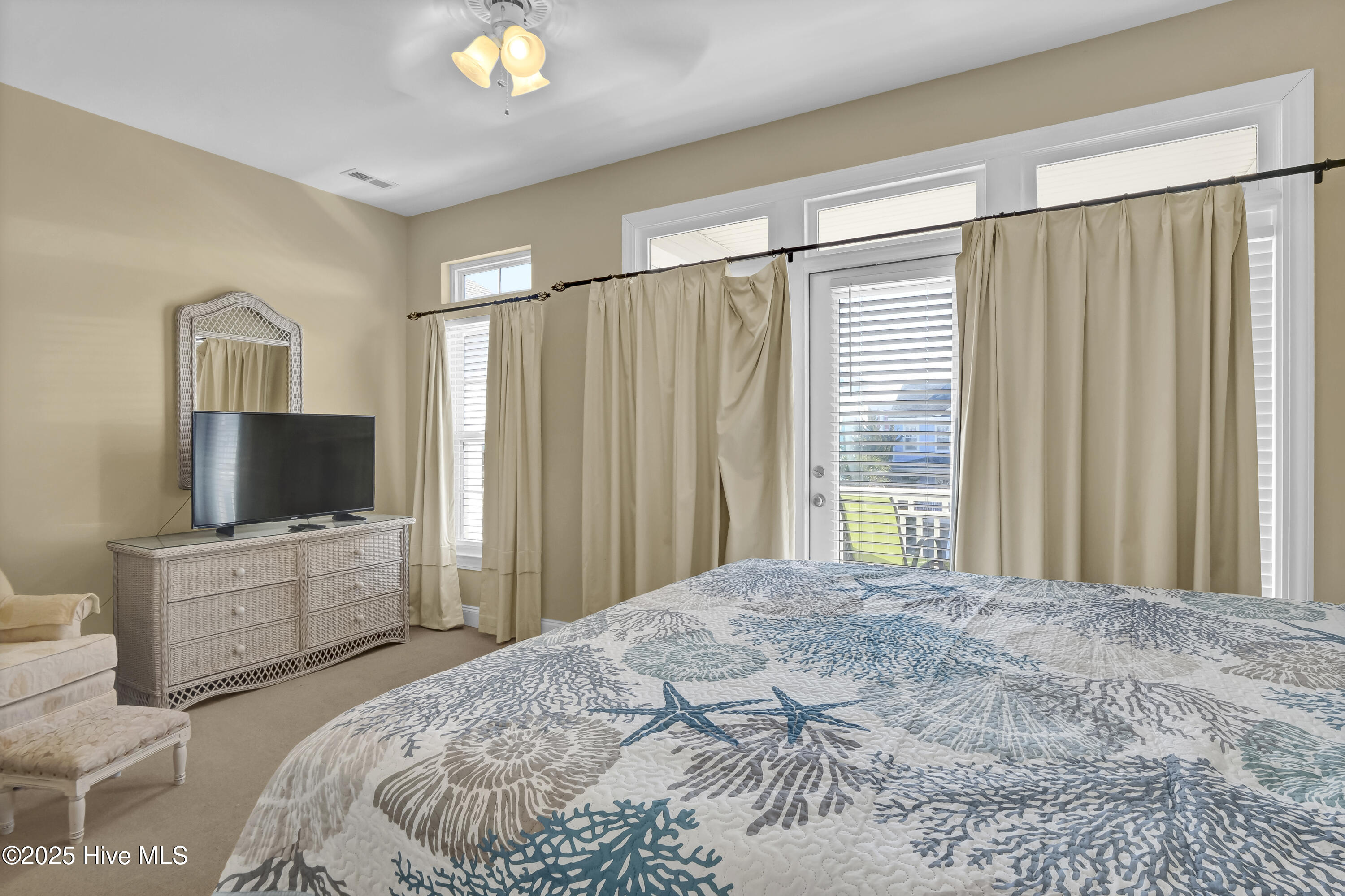 100526257 | Photo 23