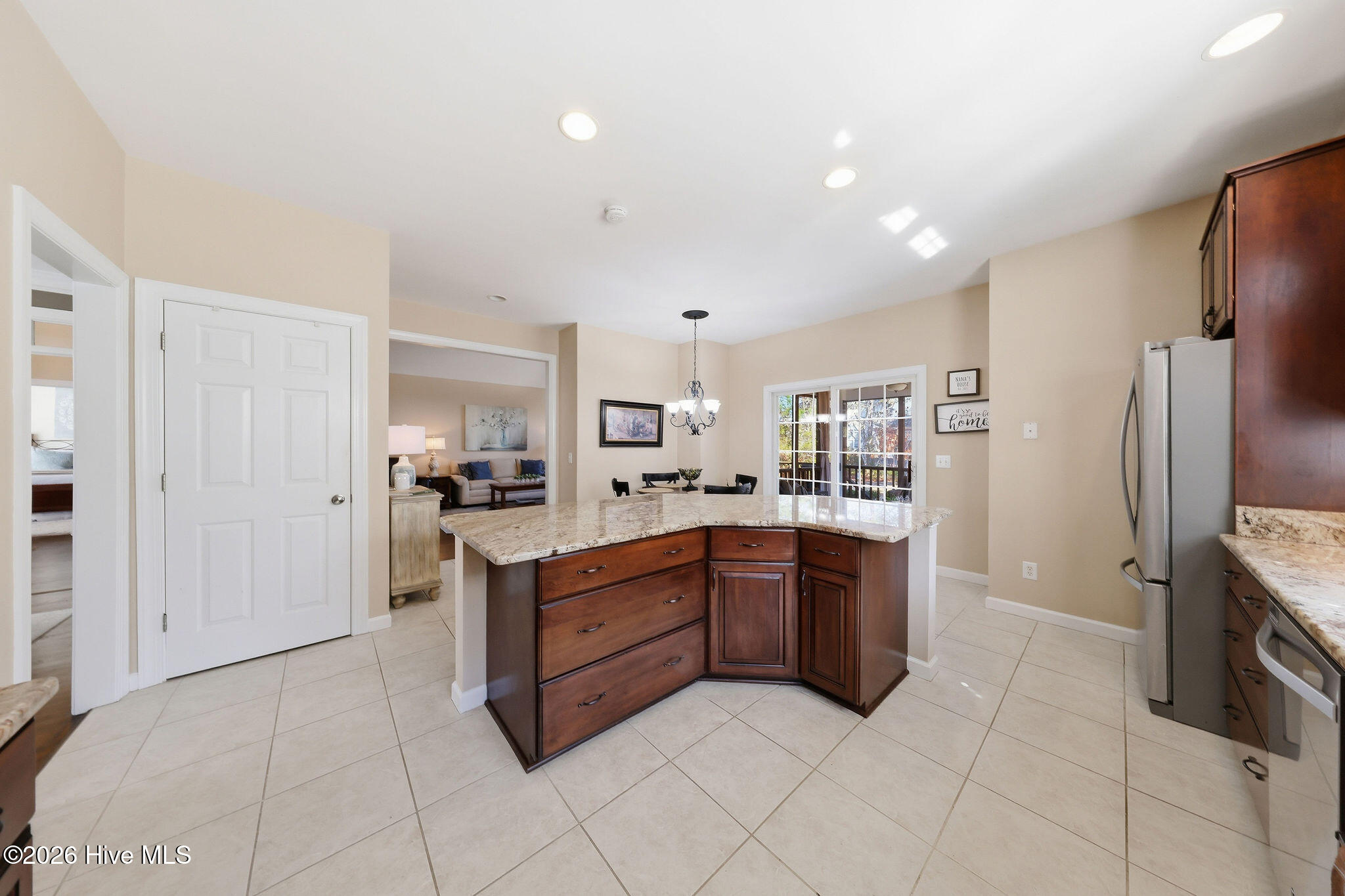 100556784 | Photo 30