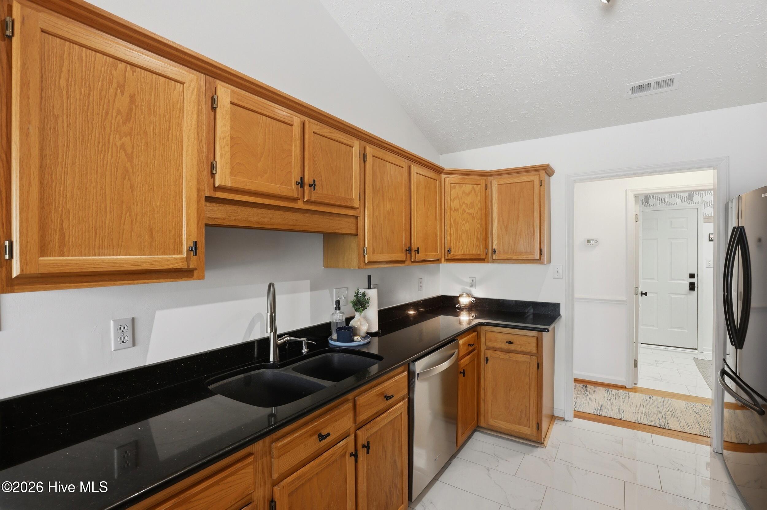 100563853 | Photo 11