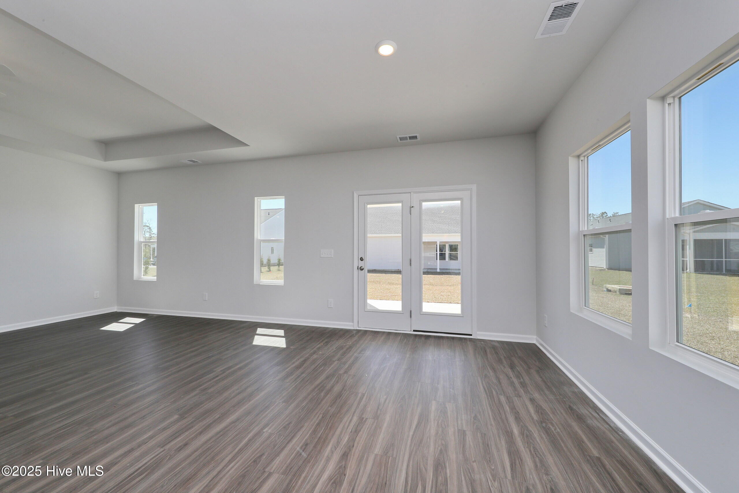 100552659 | Photo 25