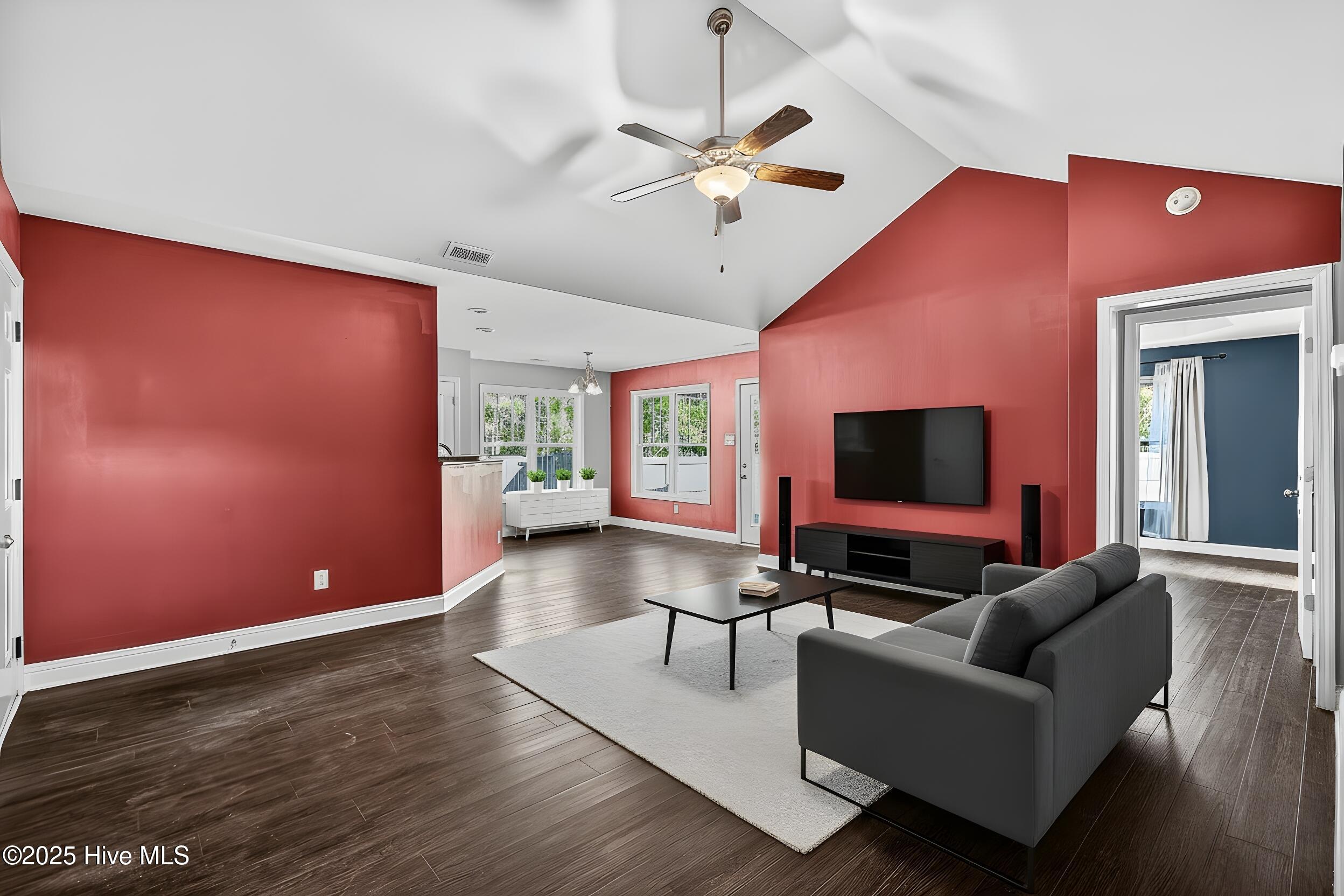 100545699 | Photo 12