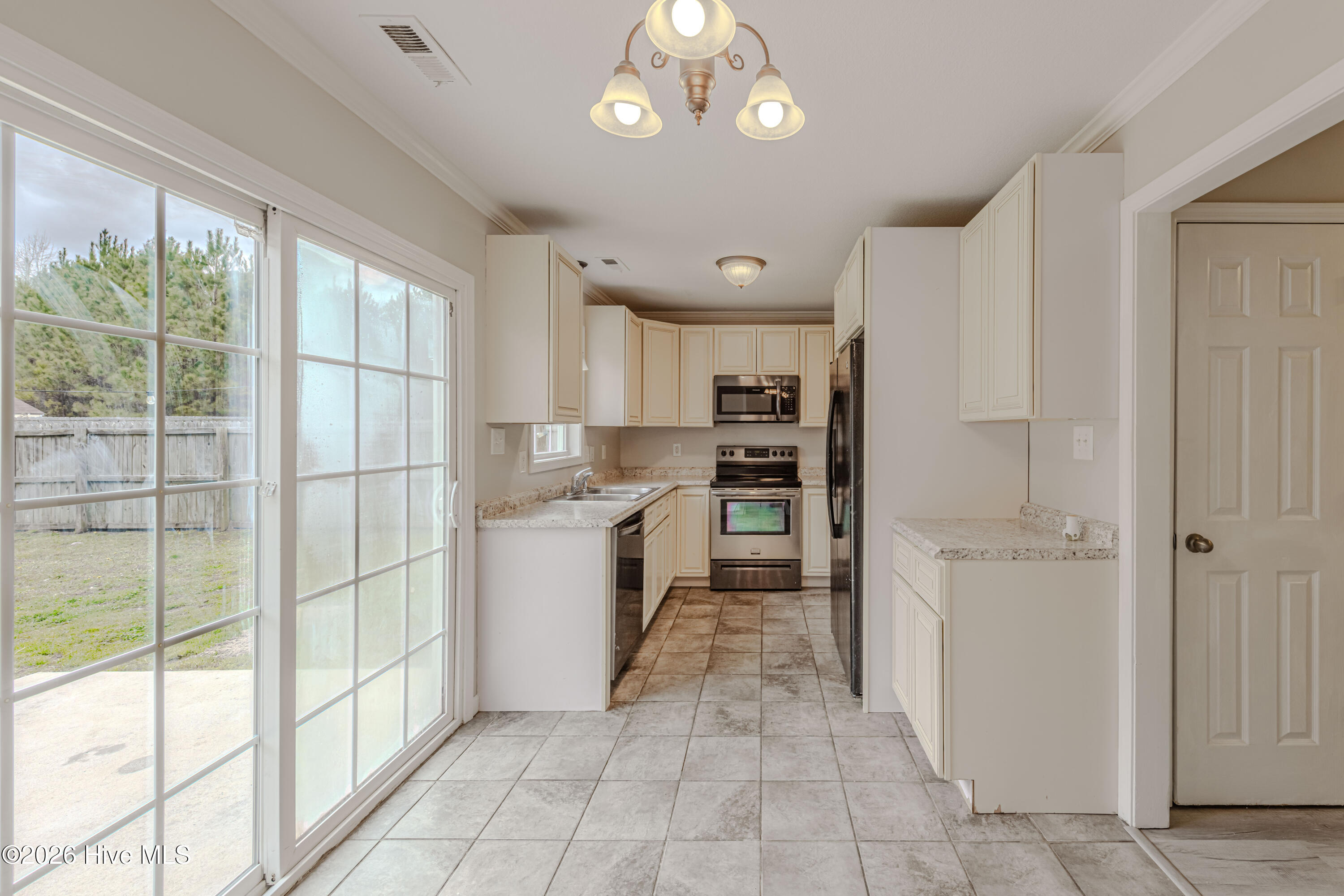 100557262 | Photo 16