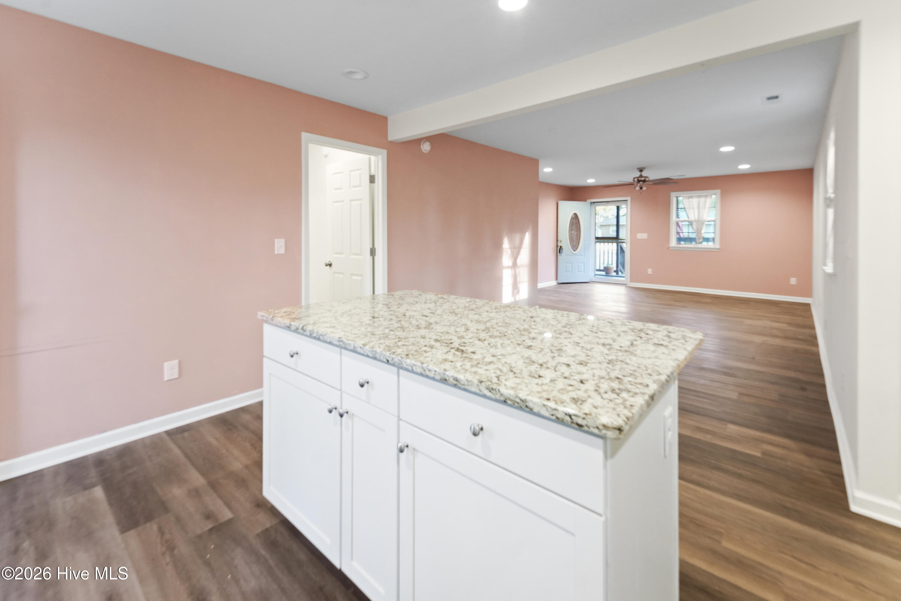 100548487 | Photo 44