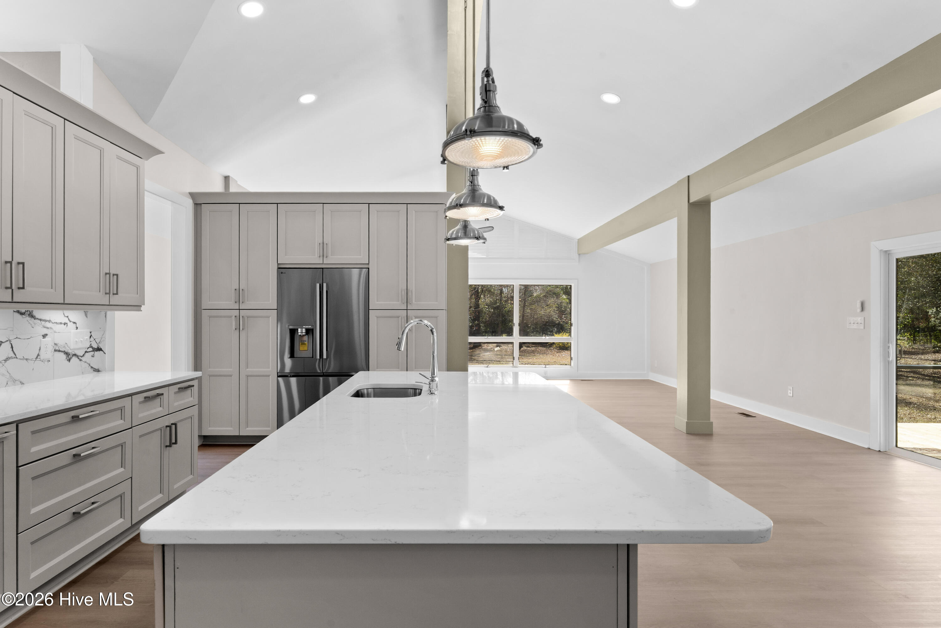 100561739 | Photo 18