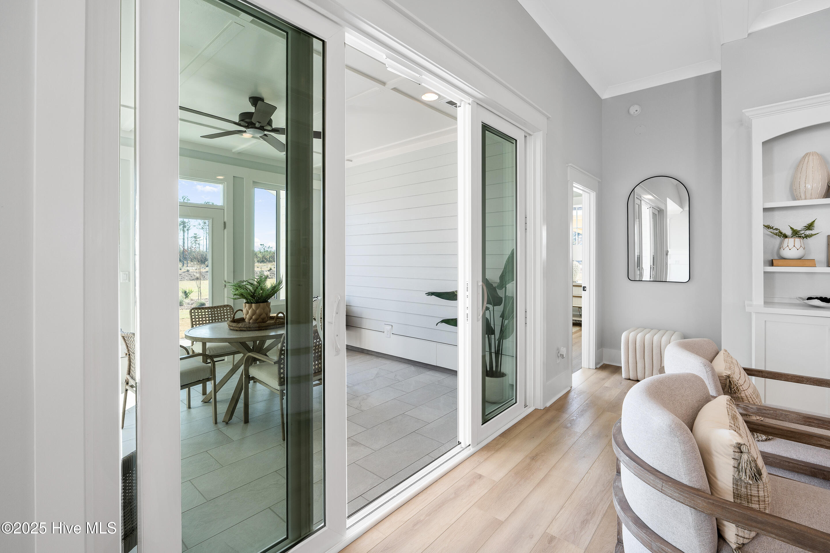 100531959 | Photo 30